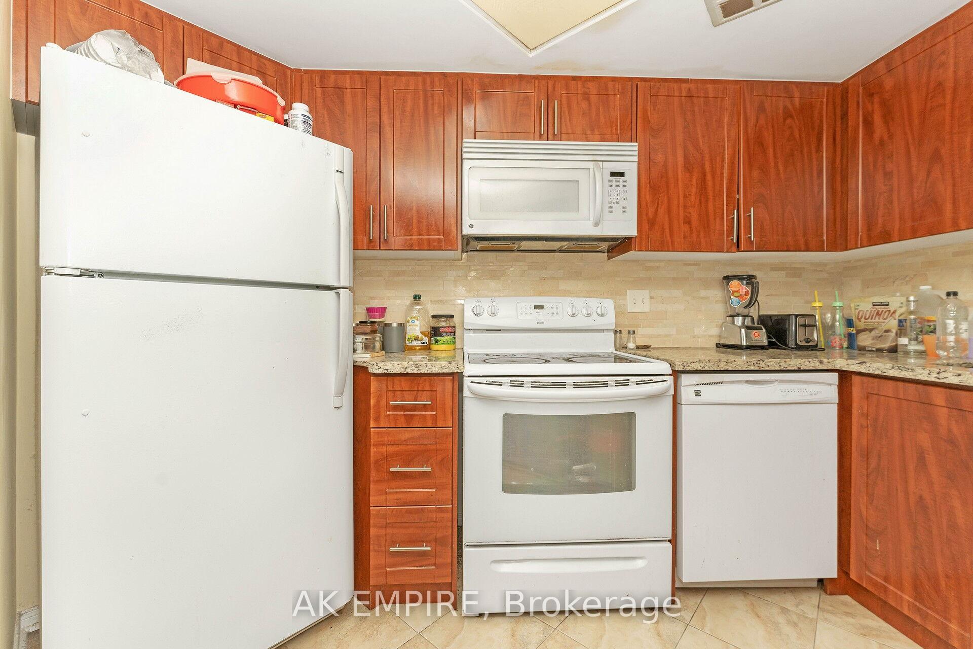 3 Bedrooms Condo at 250 Webb, Mississauga For sale