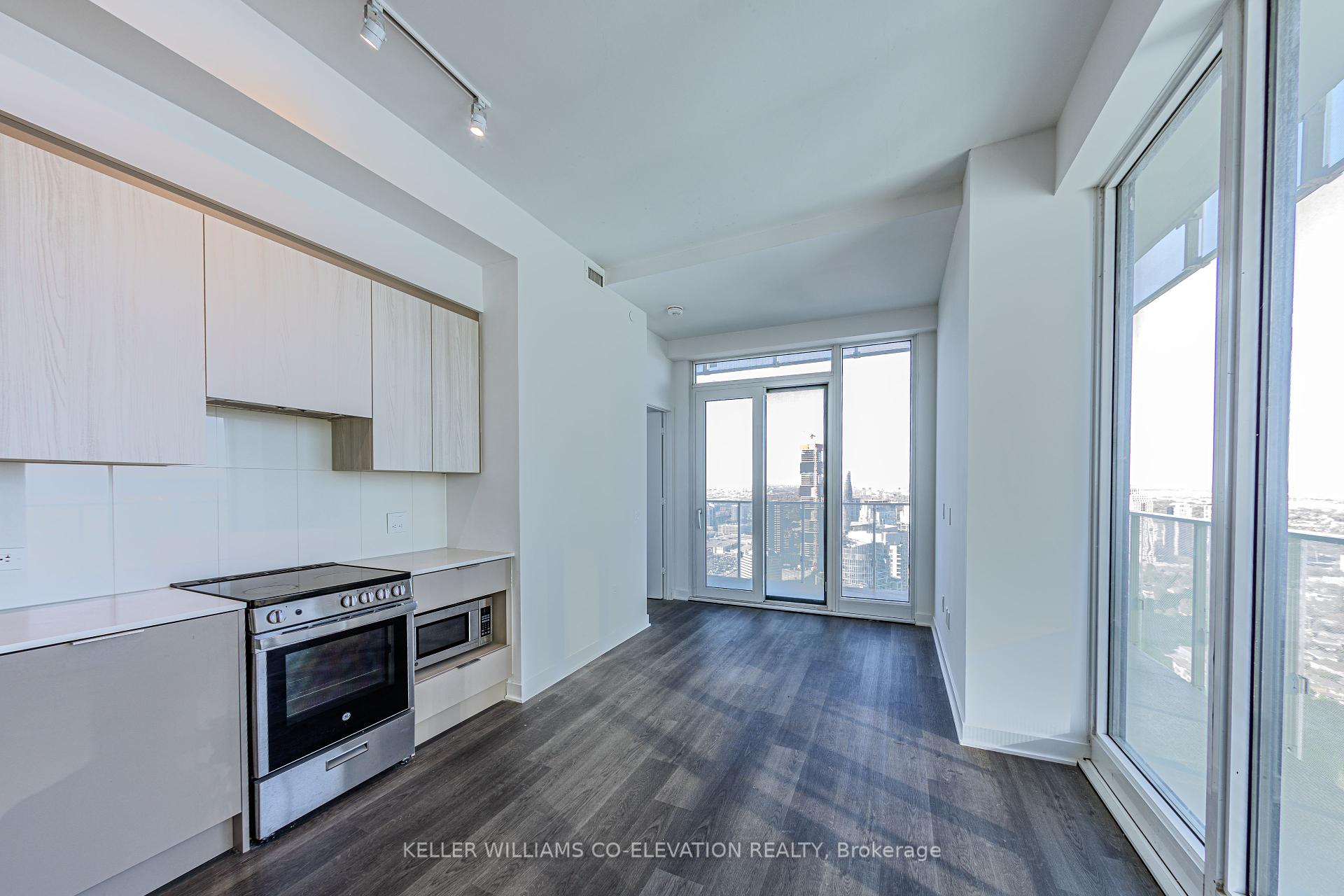3 Bedrooms Condo at 3900 Confederation, Mississauga For sale