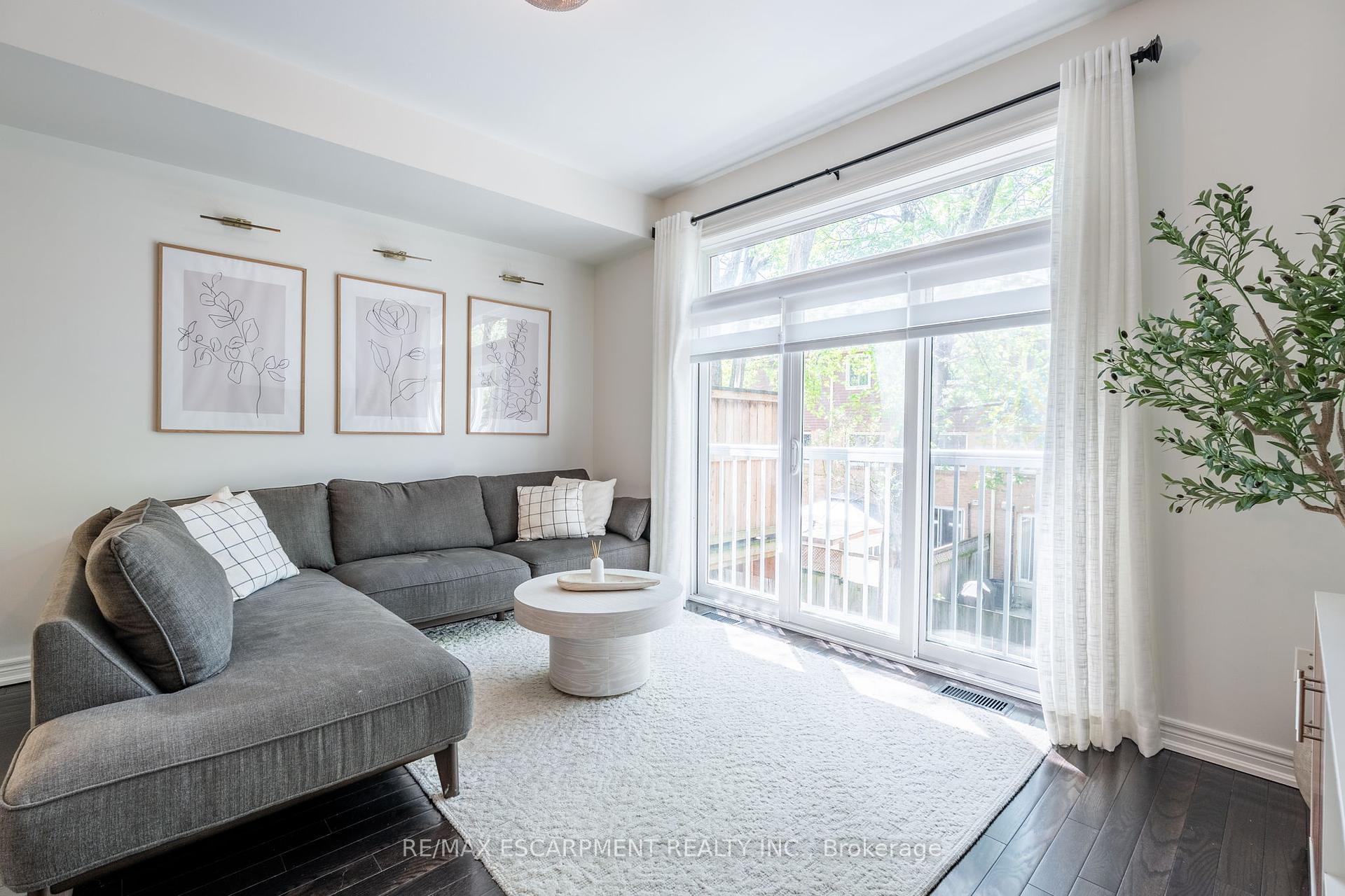 2 Bedrooms Condo at 181 Plains, Burlington For sale