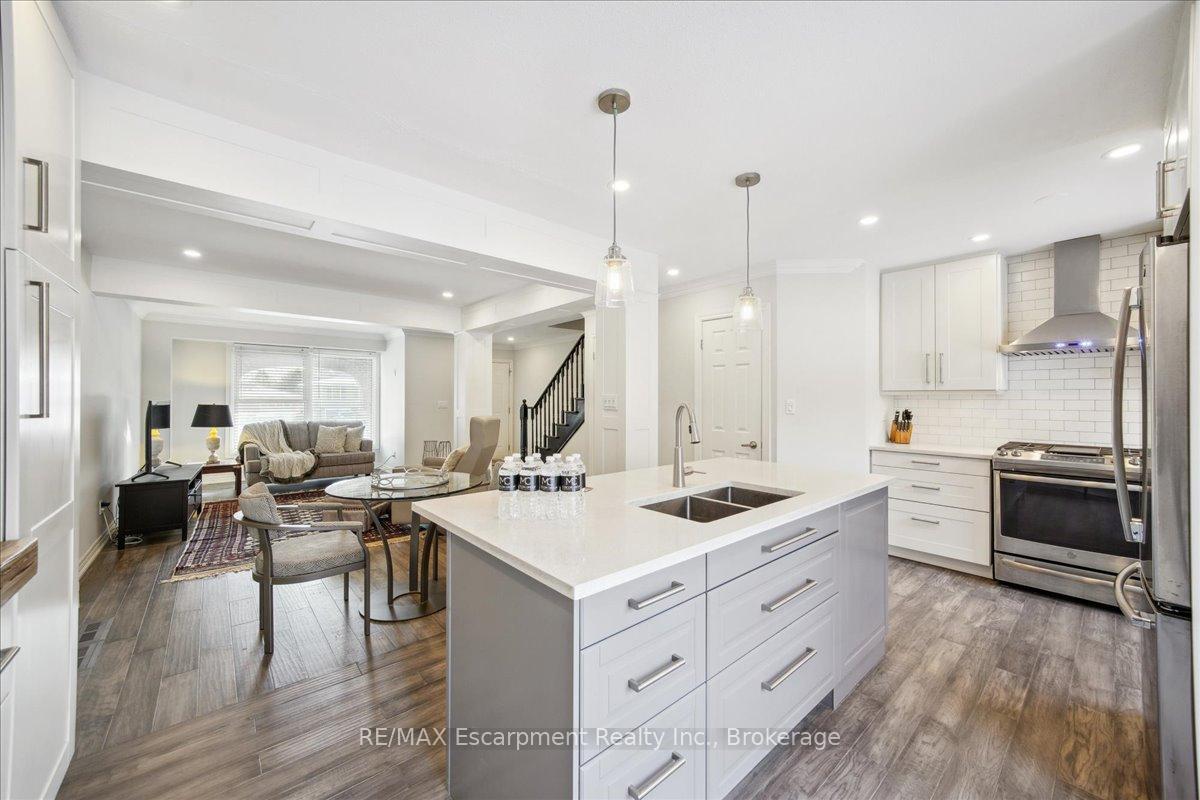 3 Bedrooms Condo at 779 Hyde,  Burlington For sale