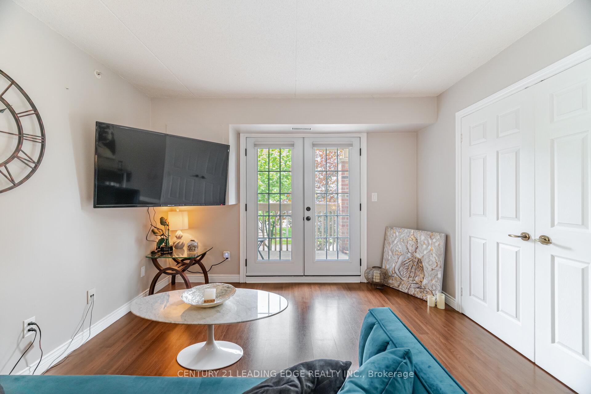 2 Bedrooms Condo at 4005 Kilmer, Burlington For sale