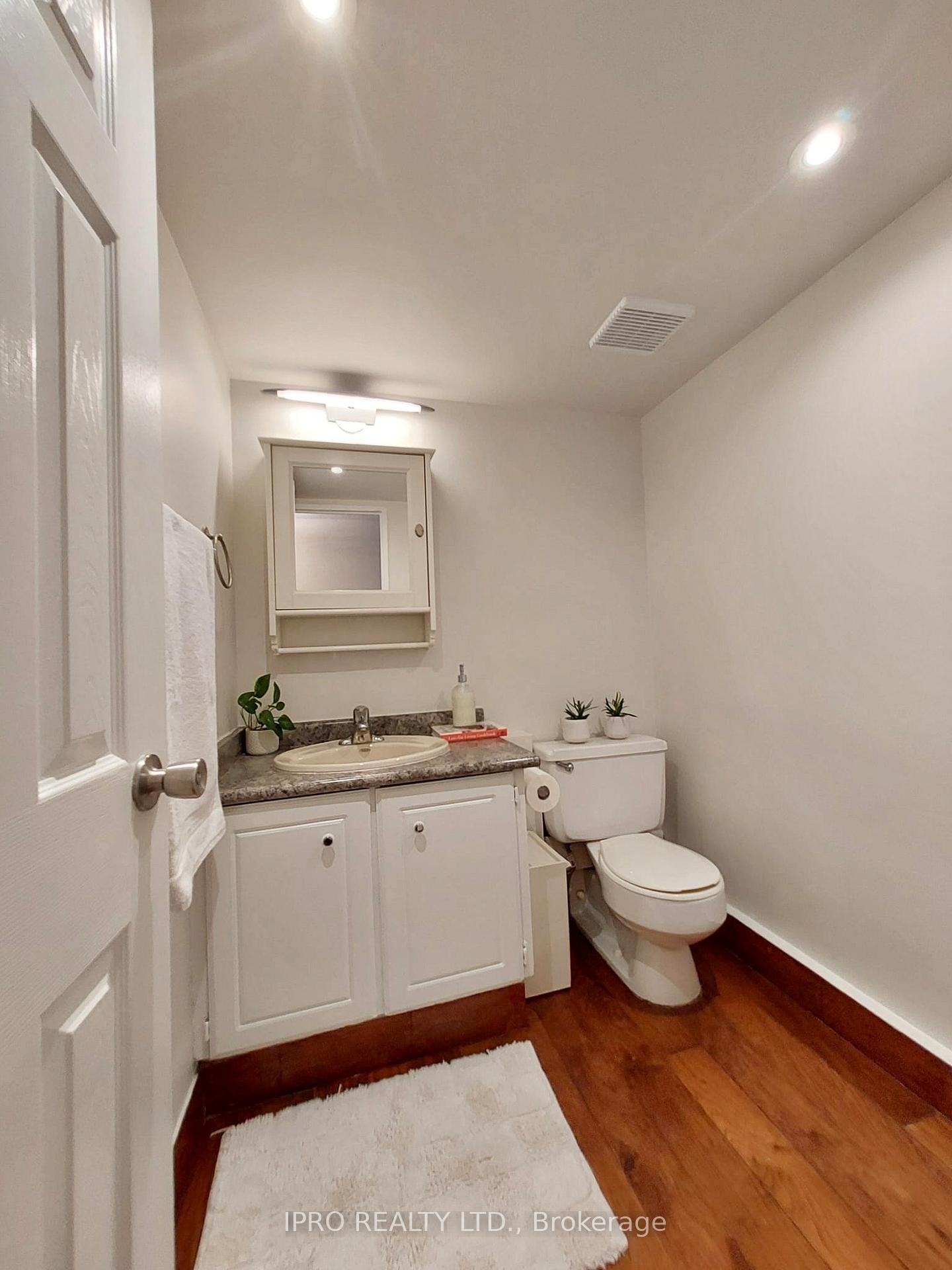 3 Bedrooms Condo at 11 Wincott,  Toronto For sale