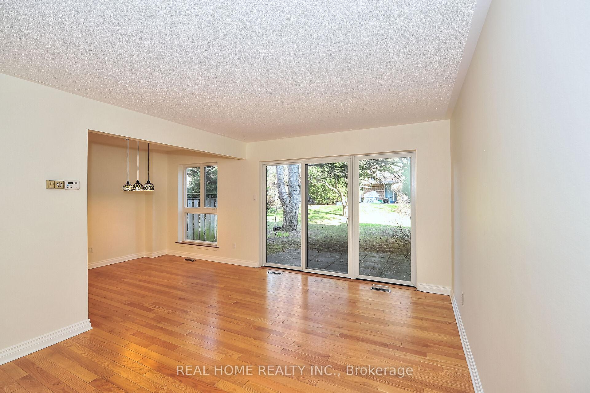 2 Bedrooms Condo at 10 Farina Mill,  Toronto For sale