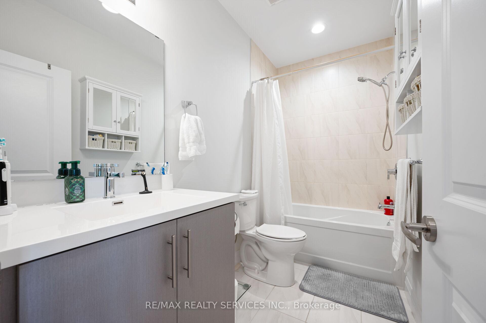 2 Bedrooms Condo at 1 Redfern, Hamilton For sale