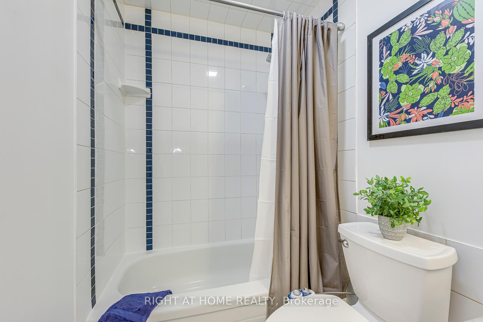 3 Bedrooms Condo at 1058 Falgarwood, Oakville For sale