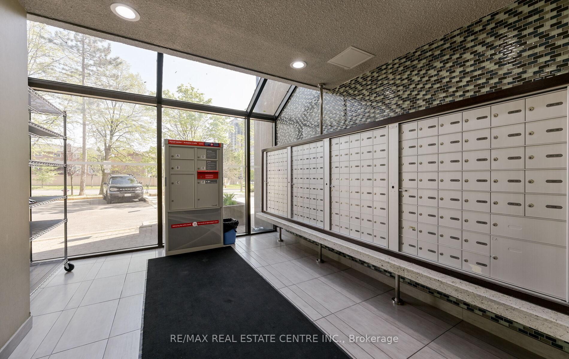 3 Bedrooms Condo at 200 Robert Speck, Mississauga For sale