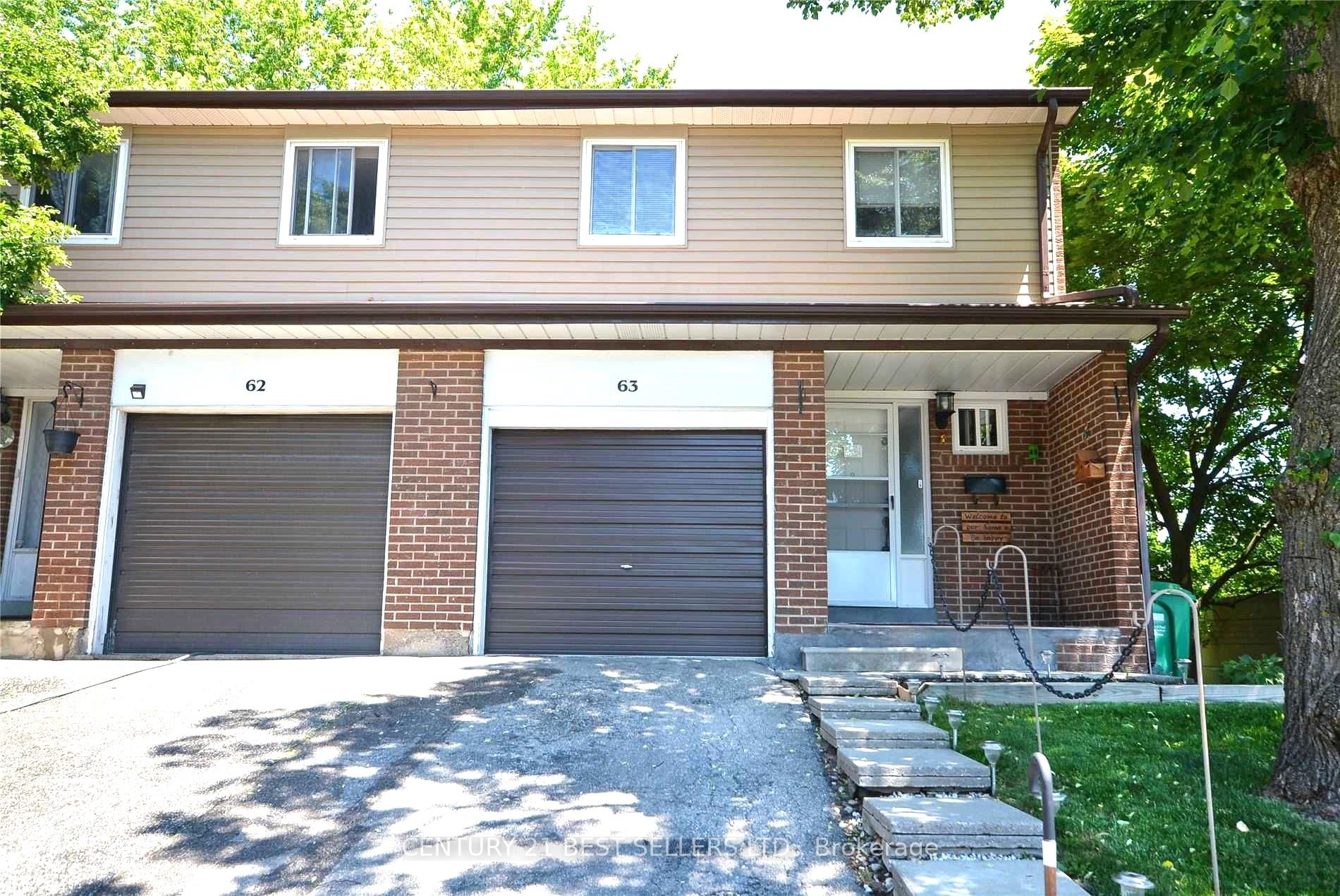 5 Bedrooms Condo at 3025 Cedarglen, Mississauga For sale