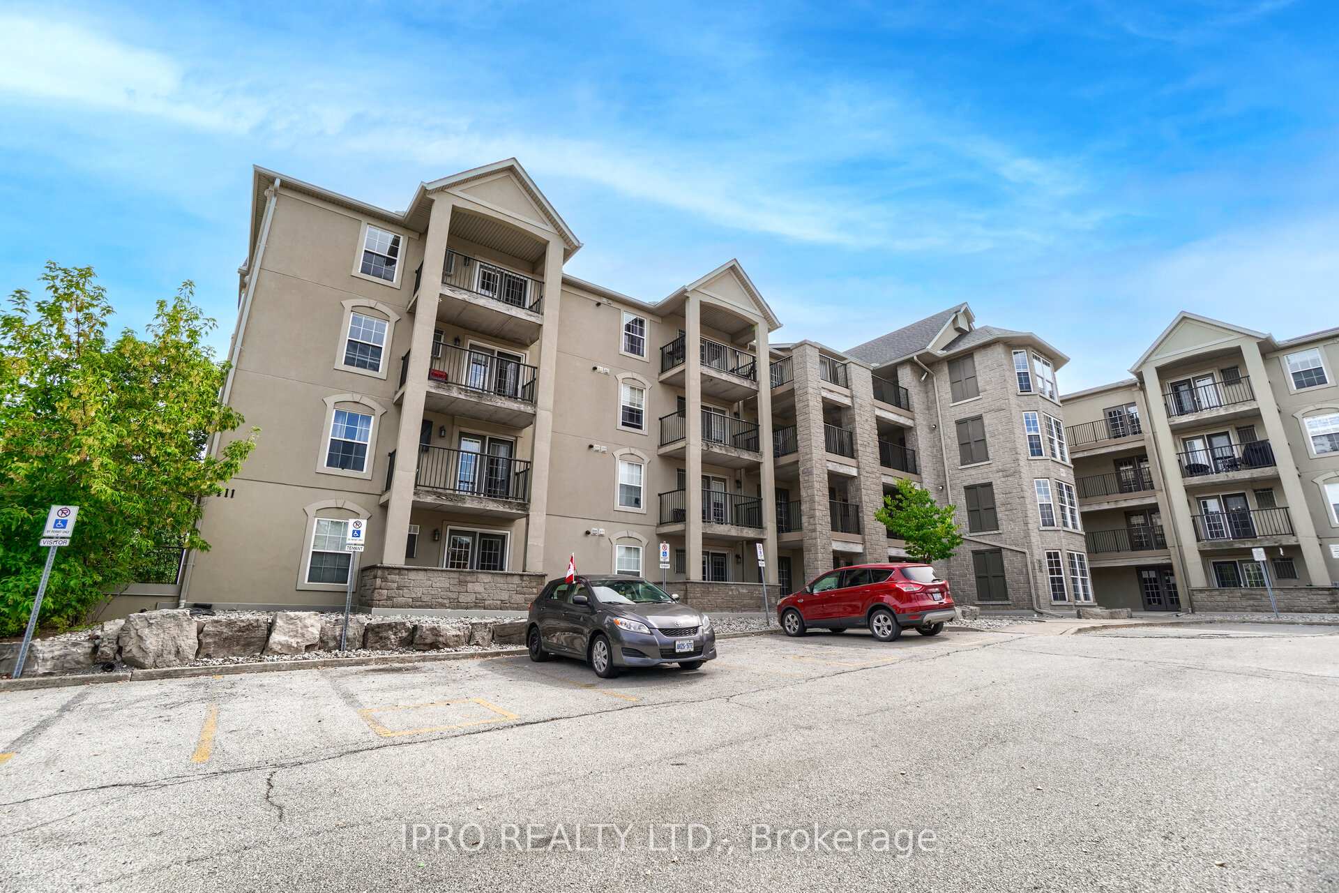 2 Bedrooms Condo at 1411 Walker’s, Burlington For sale