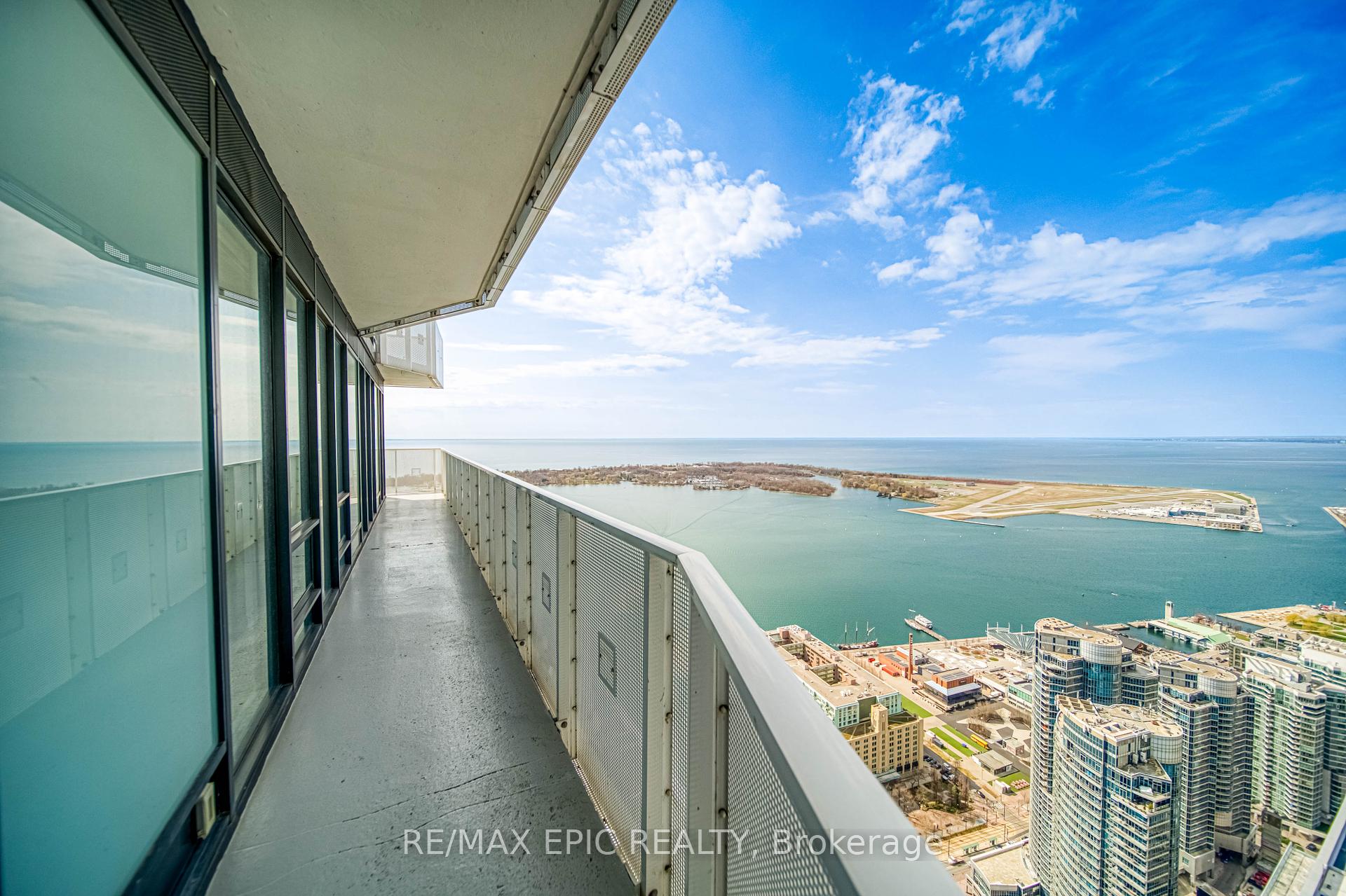 3 Bedrooms Condo at 88 Harbour,  Toronto For sale