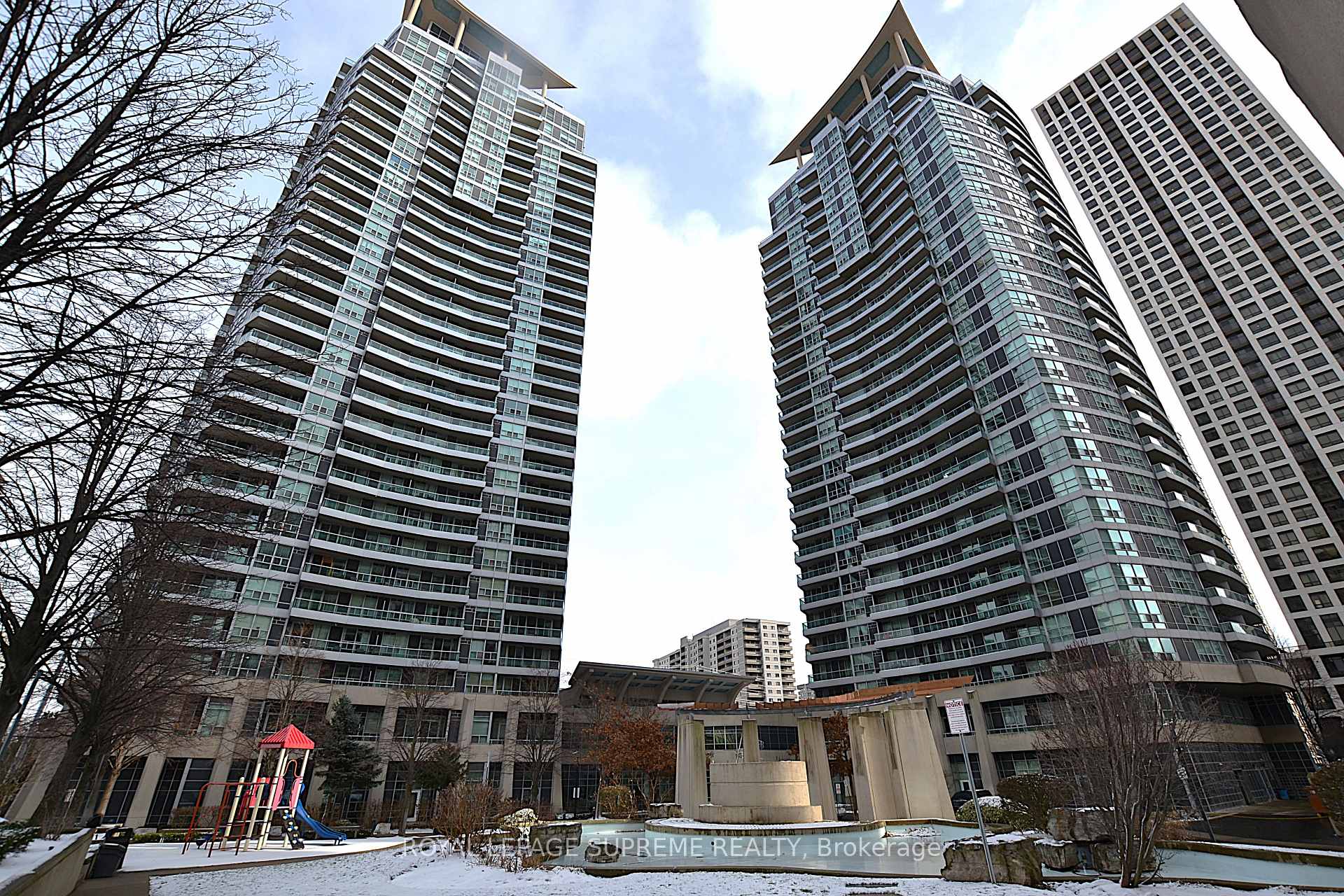 2 Bedrooms Condo at 1 Elm, Mississauga For sale