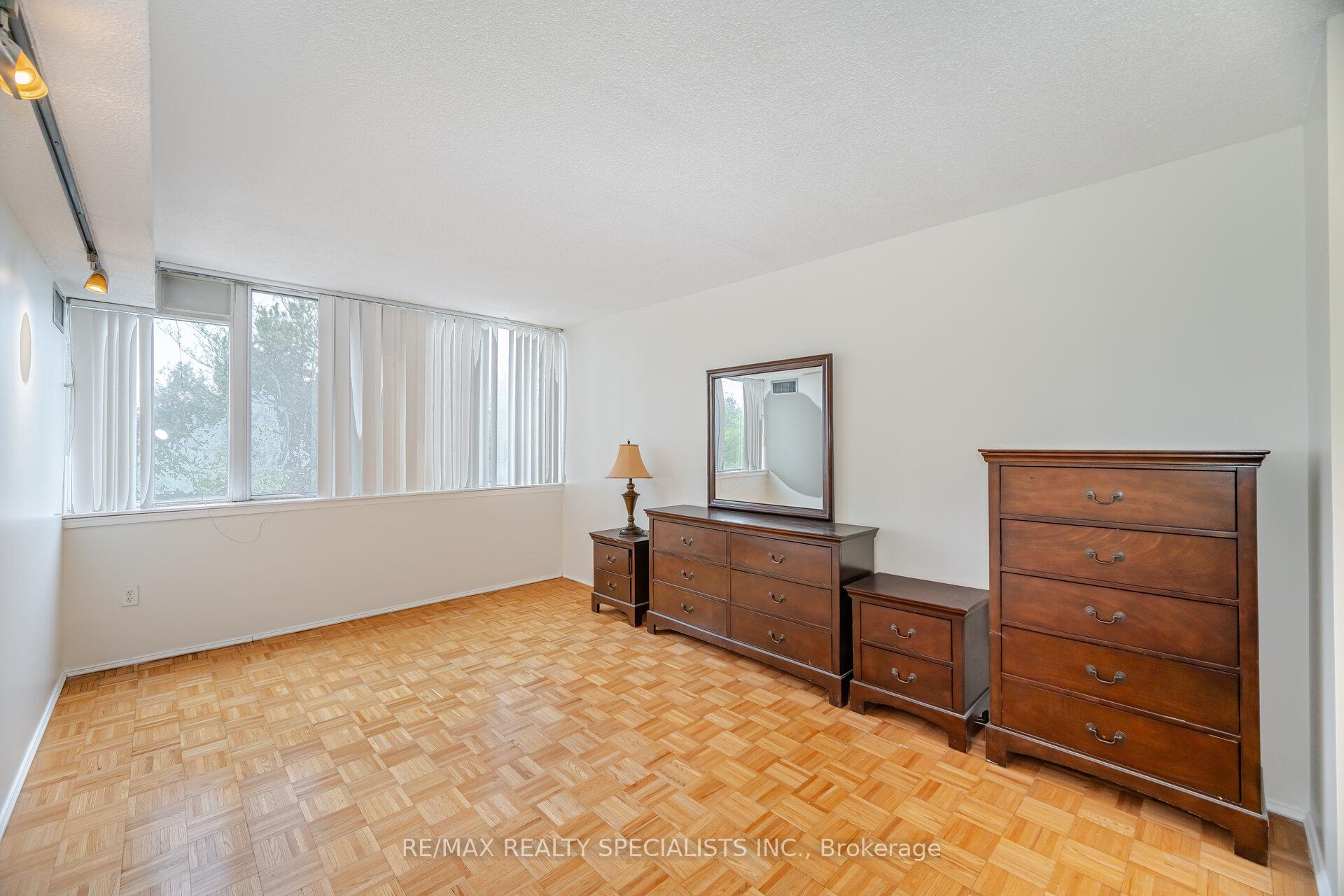 3 Bedrooms Co-op at 350 Webb, Mississauga For sale