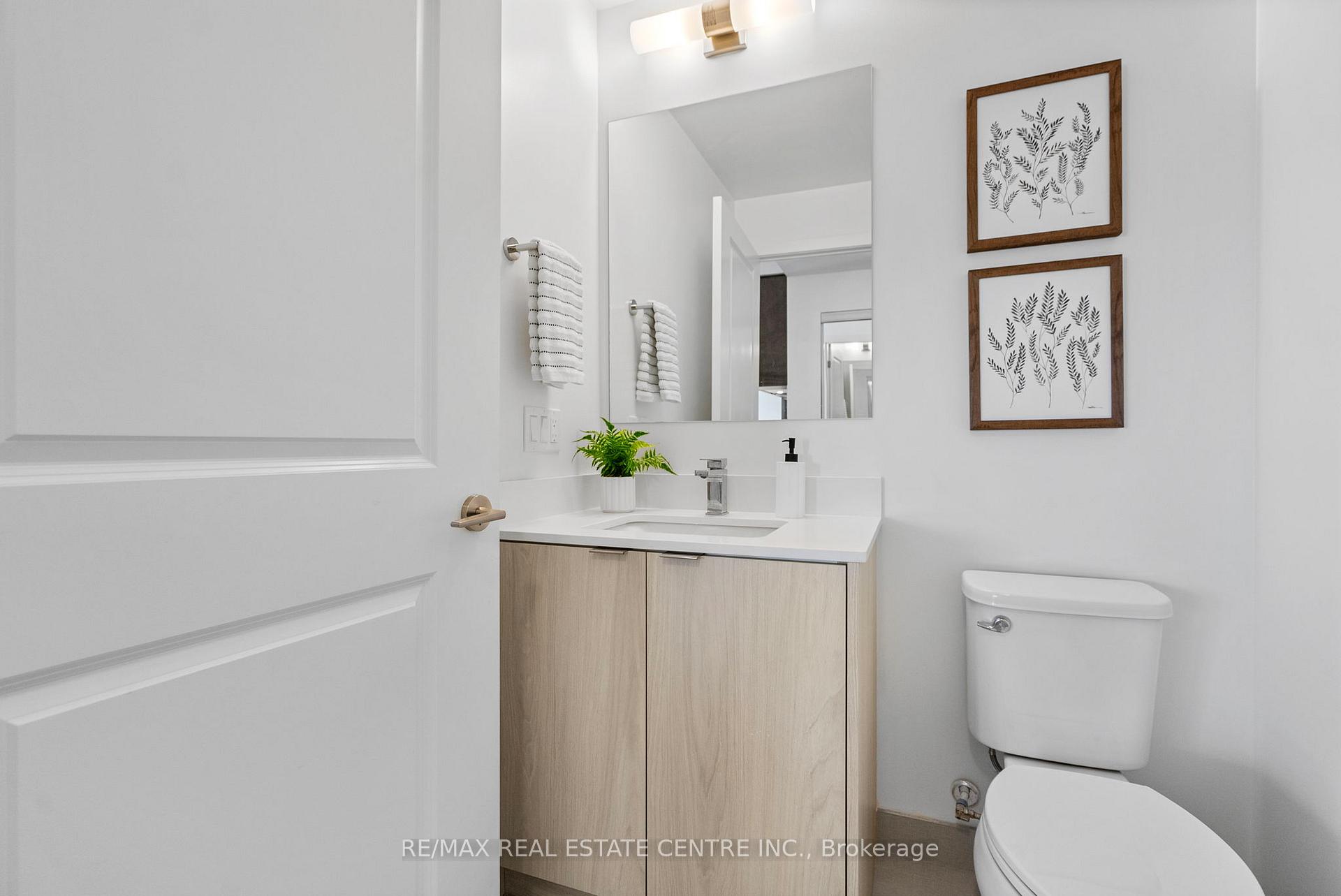 3 Bedrooms Condo at 100 Eagle Rock, Vaughan For sale