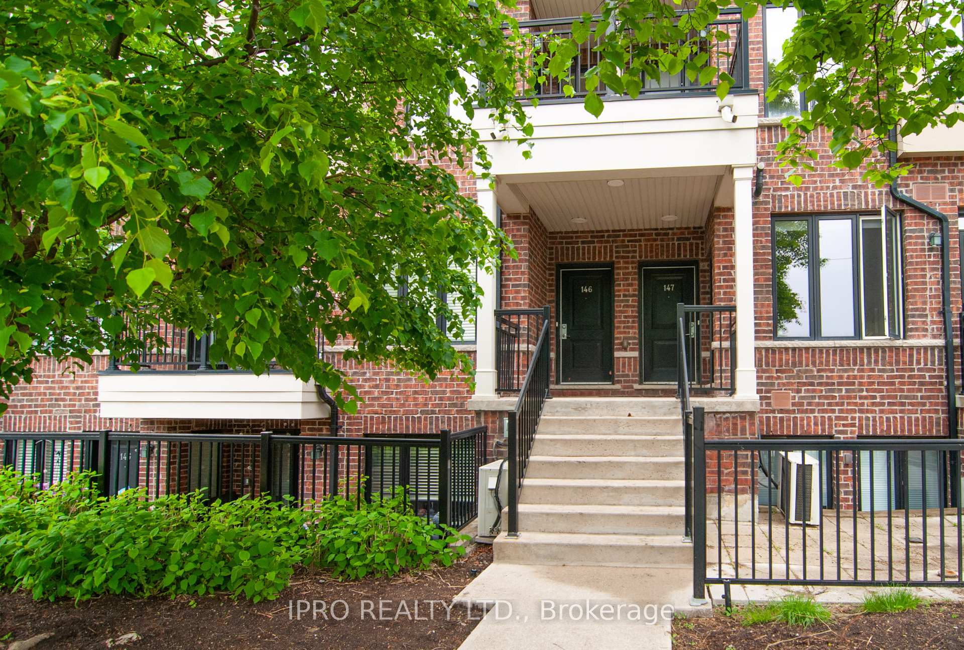 2 Bedrooms Condo at 50 Carnation, Toronto For sale