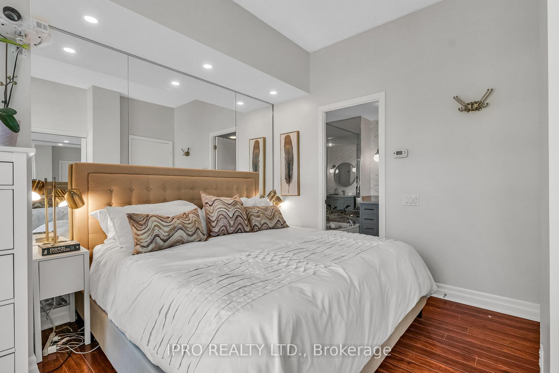 3 Bedrooms Condo at 500 Queens, Toronto For sale