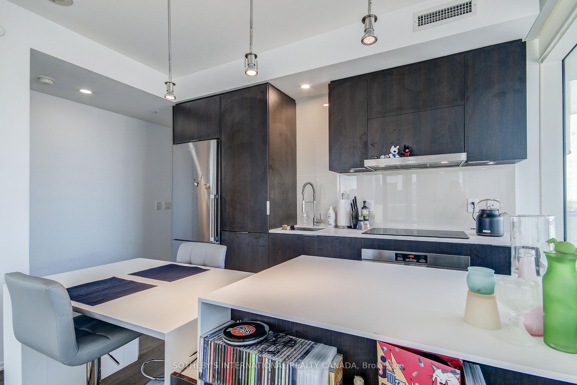 2 Bedrooms Condo at 1 Bloor, Toronto For sale