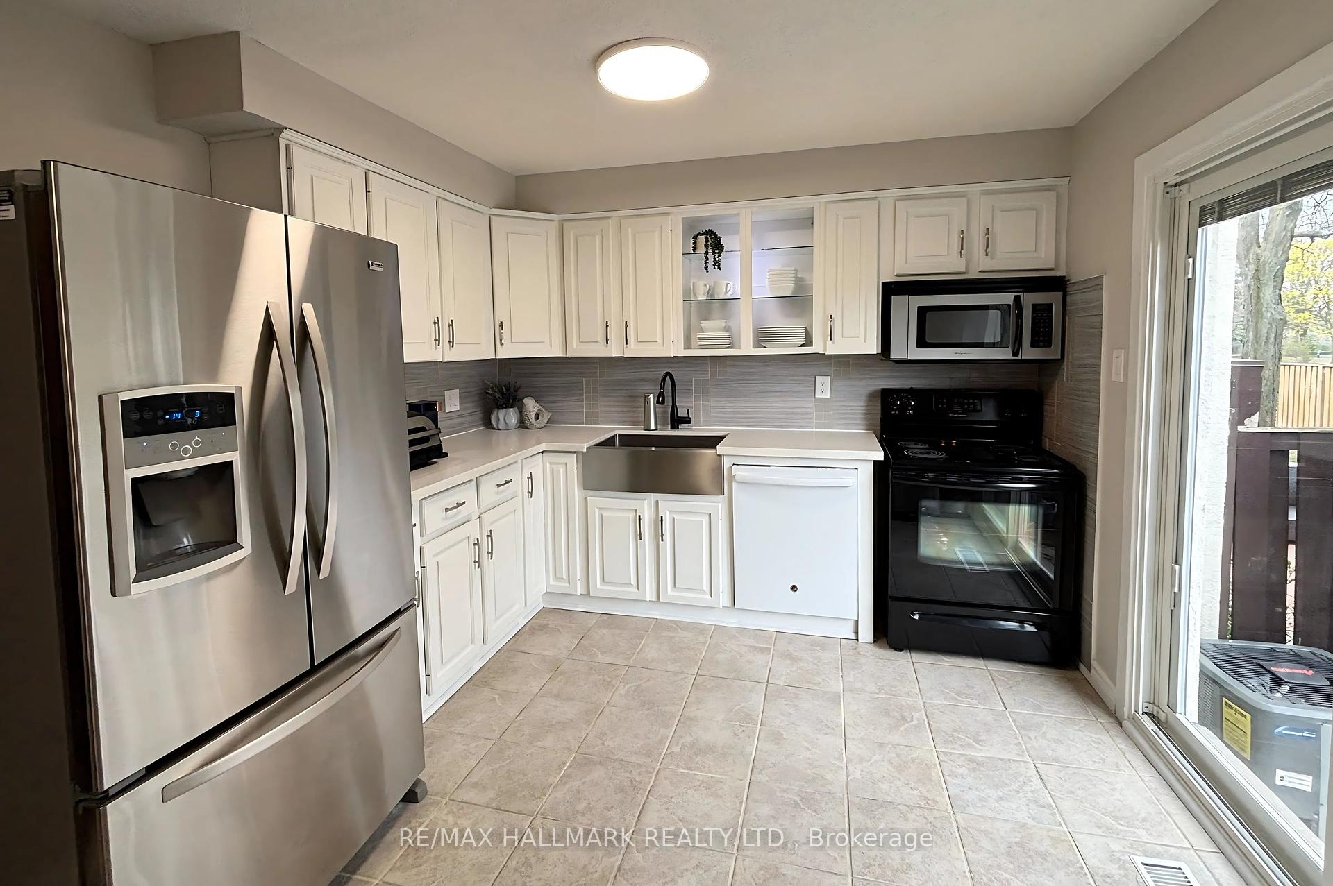 3 Bedrooms Condo at 6679 Shelter Bay, Mississauga For sale