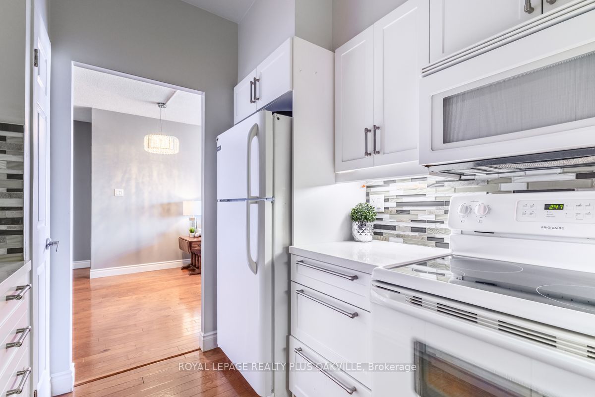 2511 Lakeshore Road W, #517