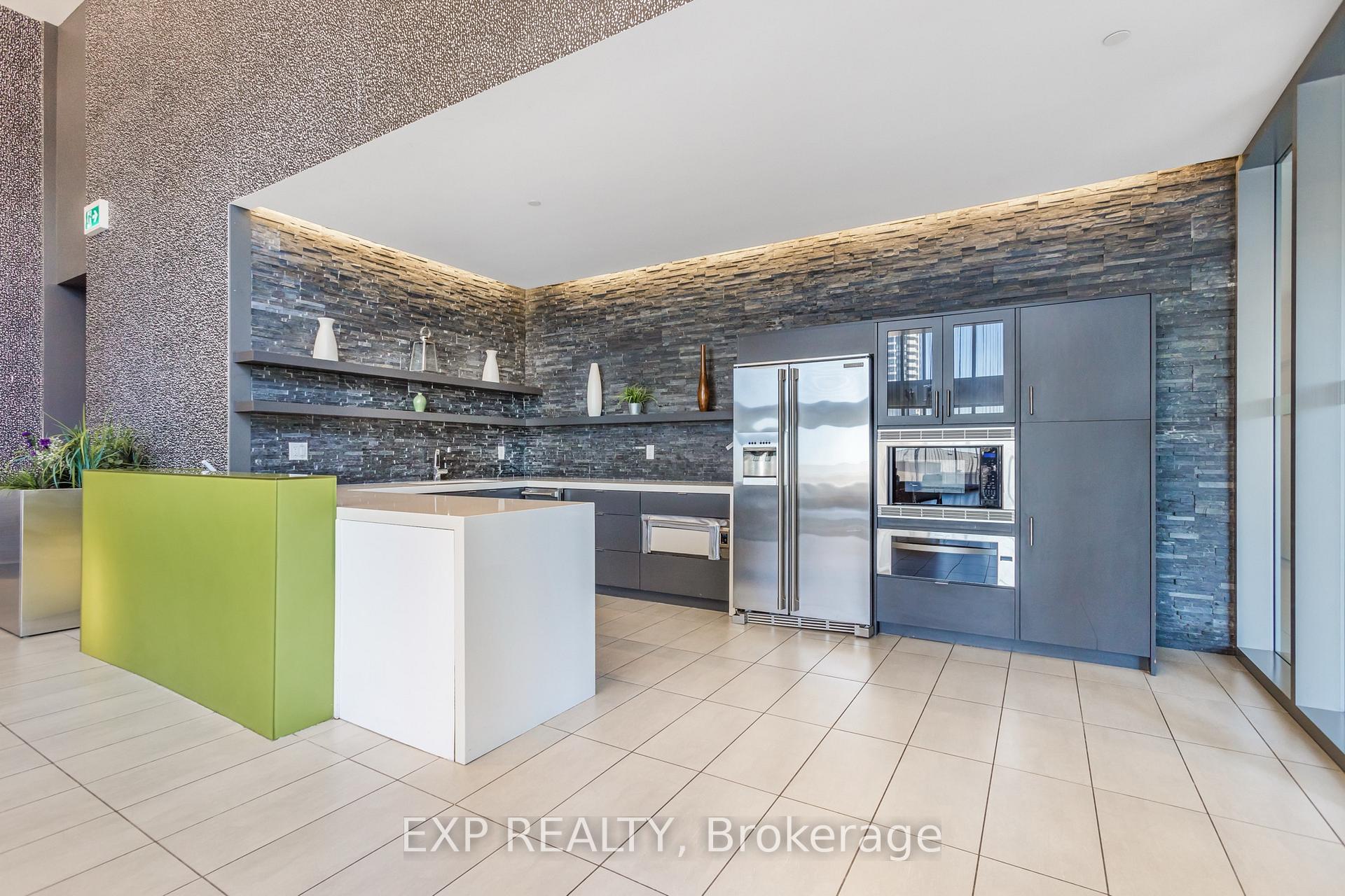 2 Bedrooms Condo at 360 Square One, Mississauga For sale