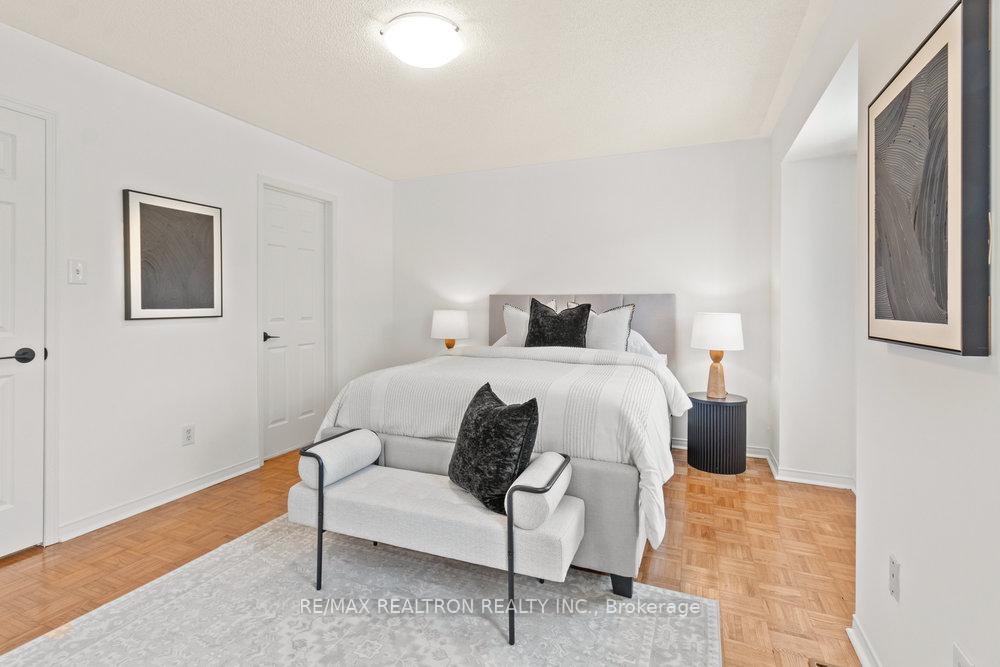 4 Bedrooms Condo at 31 Treeland, Toronto For sale