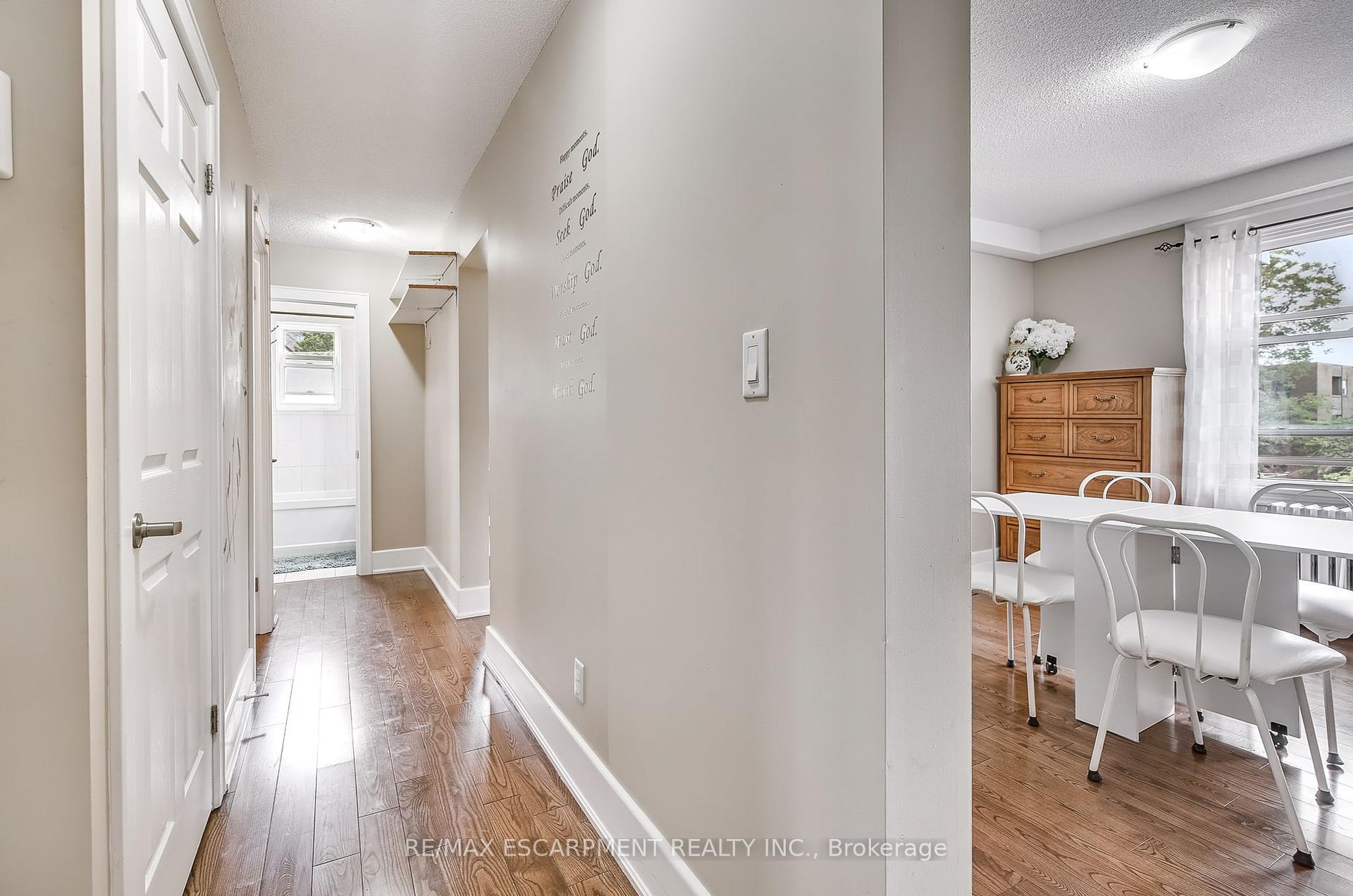 2 Bedrooms Condo at 25 Mountwood, Hamilton For sale