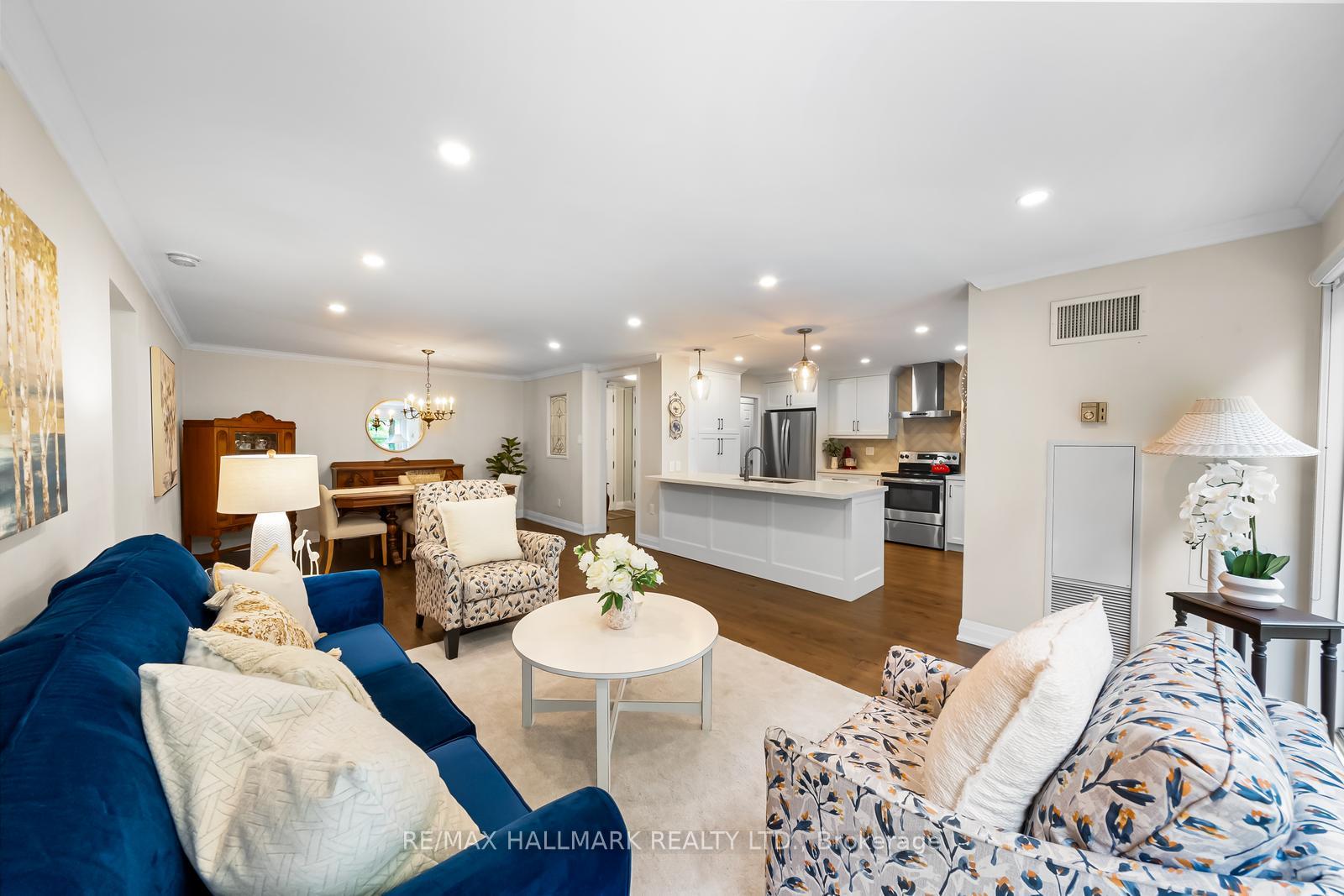 2 Bedrooms Condo at 2210 Lakeshore, Burlington For sale