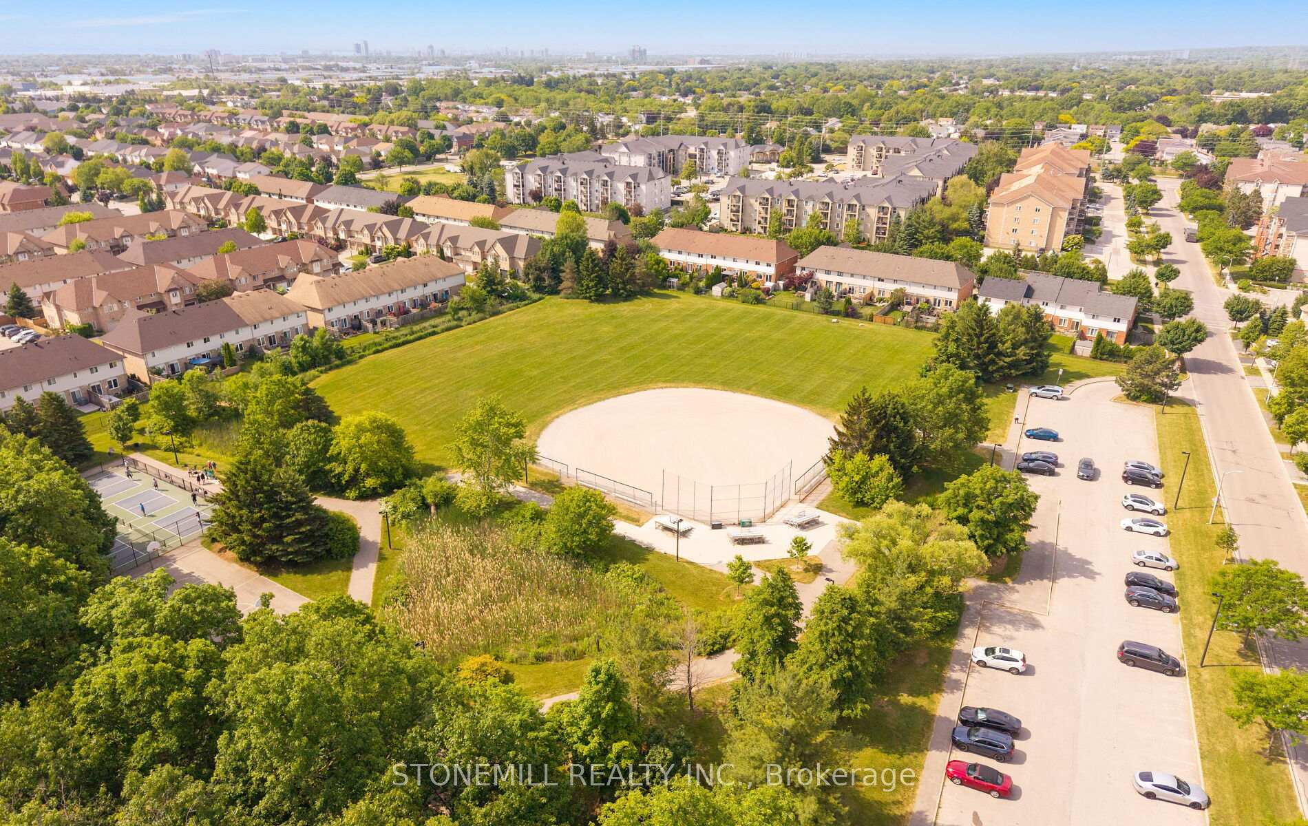 2 Bedrooms Condo at 4200 Kilmer, Burlington For sale