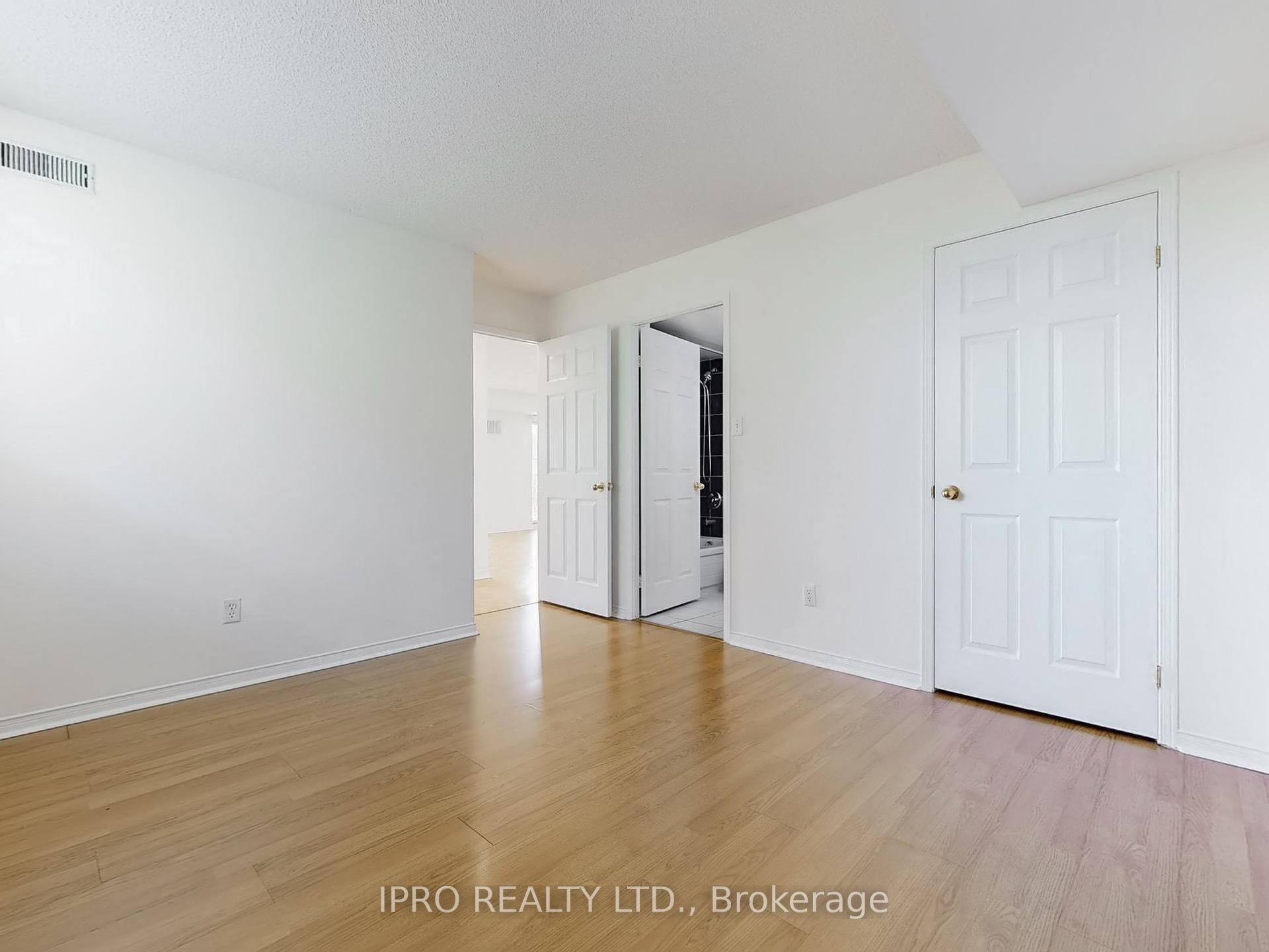 2 Bedrooms Condo at 32 Tannery, Mississauga For sale