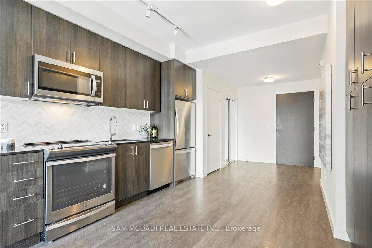 2 Bedrooms Condo at 210 Sabina Dr, Oakville For sale