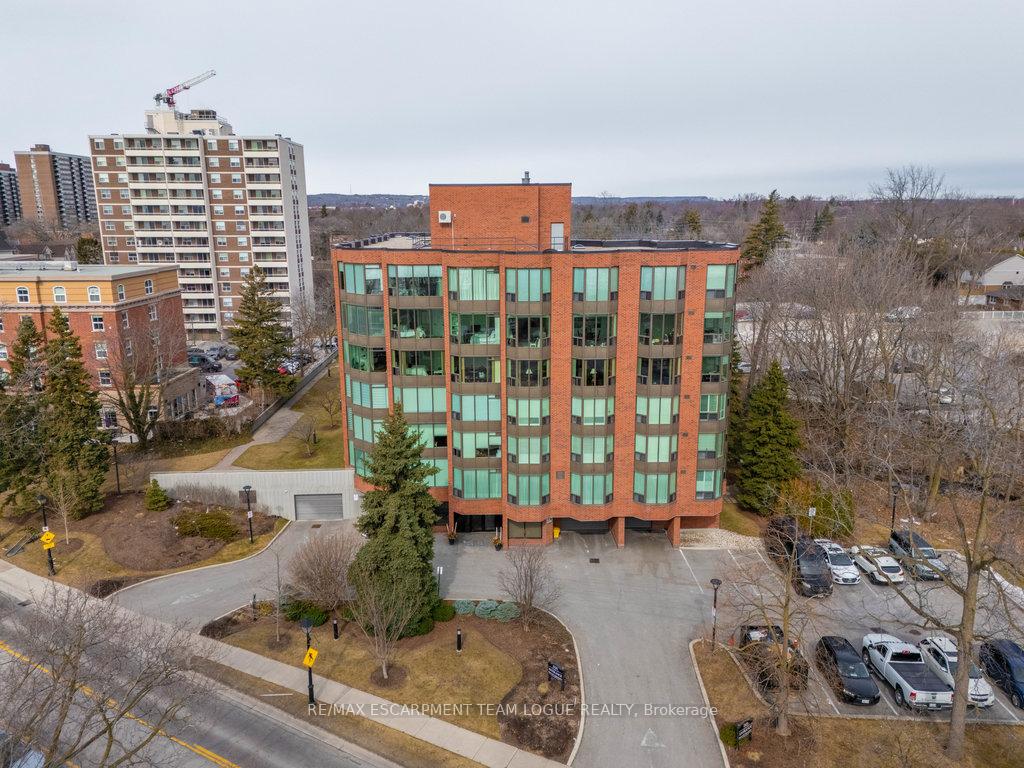 2 Bedrooms Condo at 2121 Lakeshore,  Burlington For sale