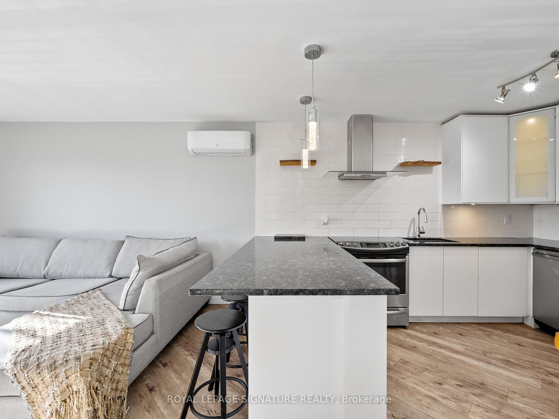 2 Bedrooms Condo at 28 Victoria, Hamilton For sale