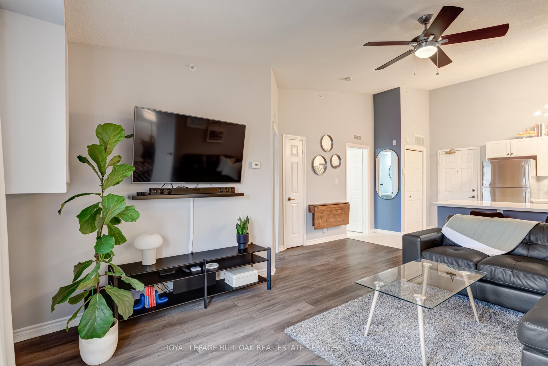 2 Bedrooms Condo at 4003 Kilmer, Burlington For sale