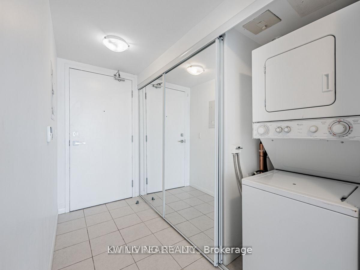 2 Bedrooms Condo at 832 Bay,  Toronto For sale
