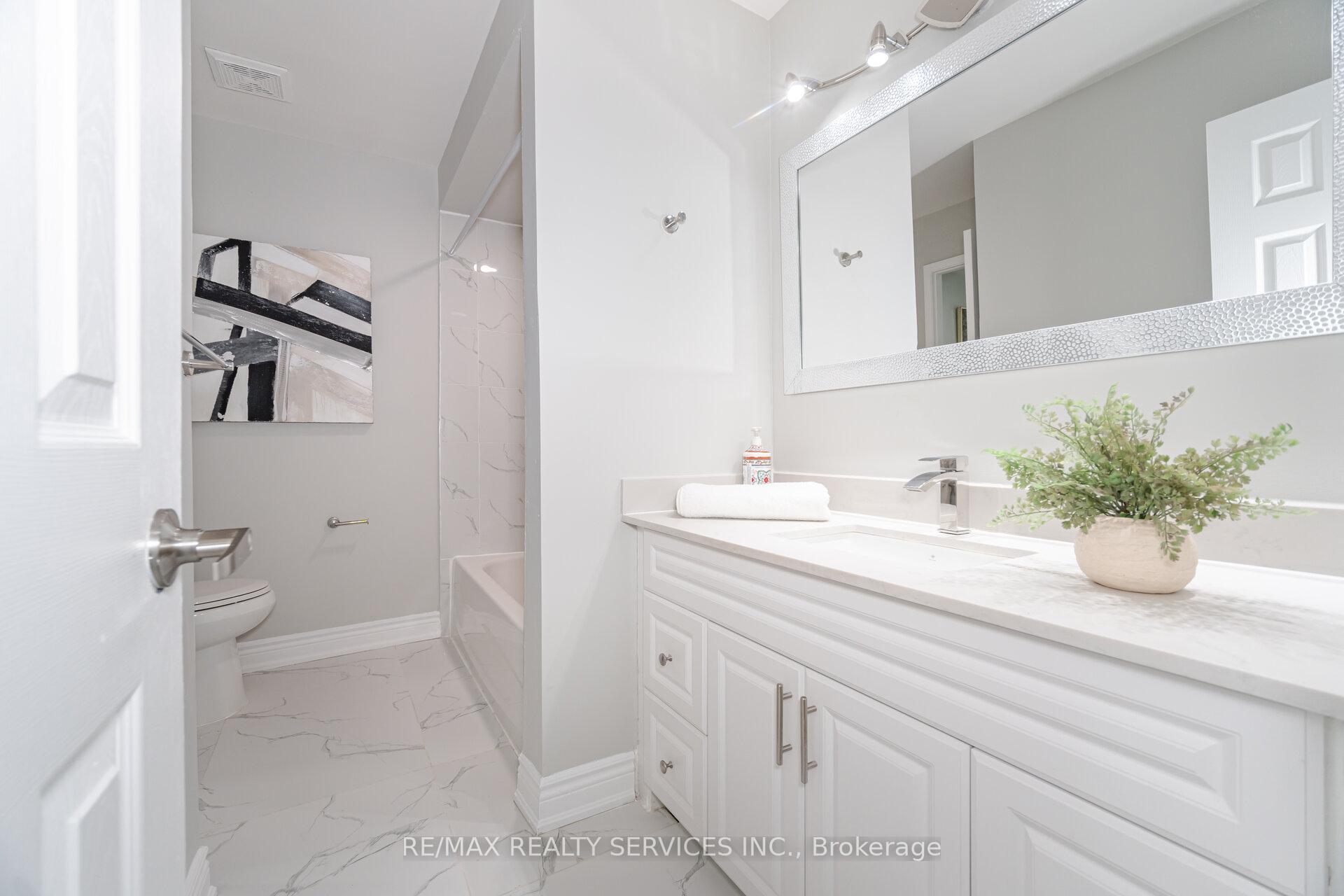 5 Bedrooms Condo at 3525 Brandon Gate, Mississauga For sale