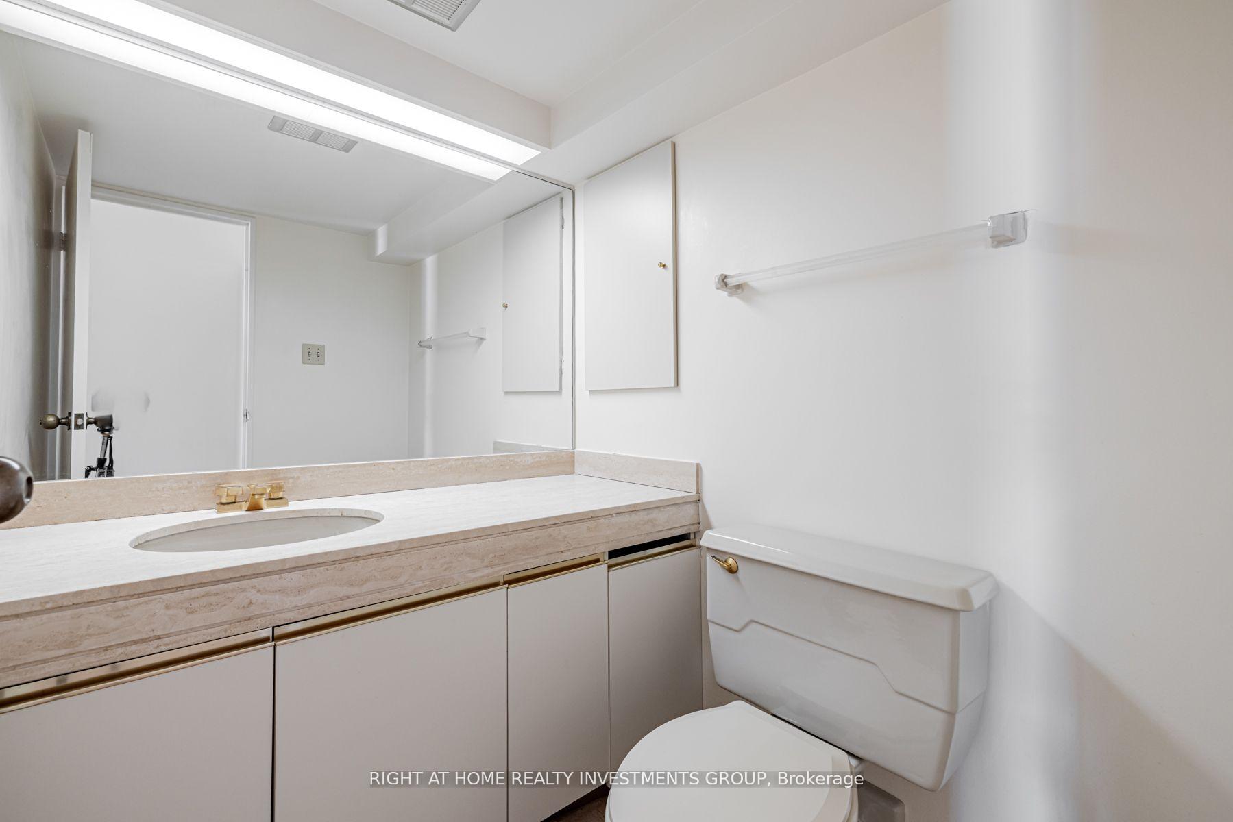 3 Bedrooms Condo at 65 Harbour,  Toronto For sale