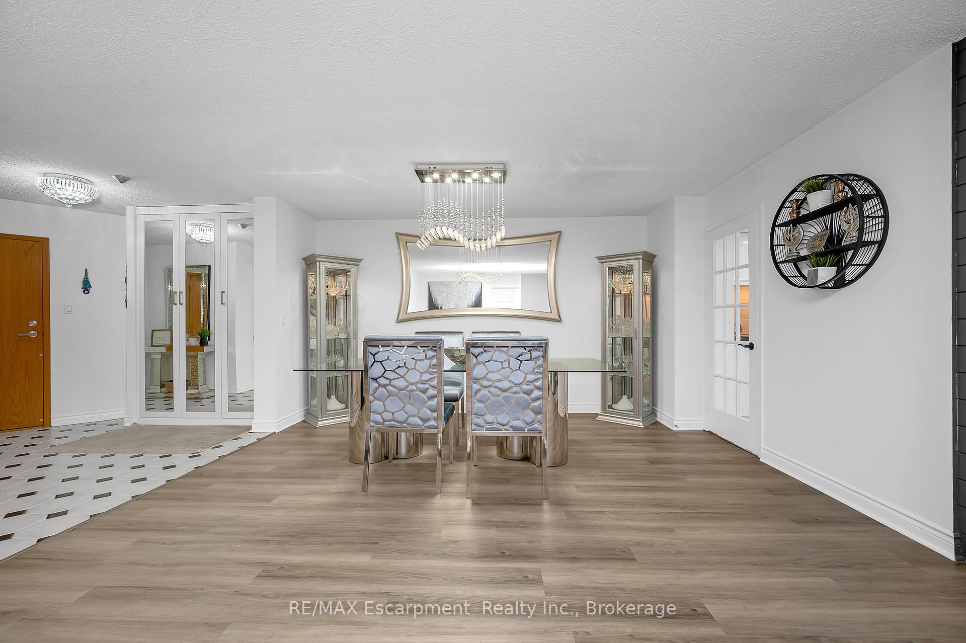 3 Bedrooms Condo at 1237 North Shore, Burlington For sale