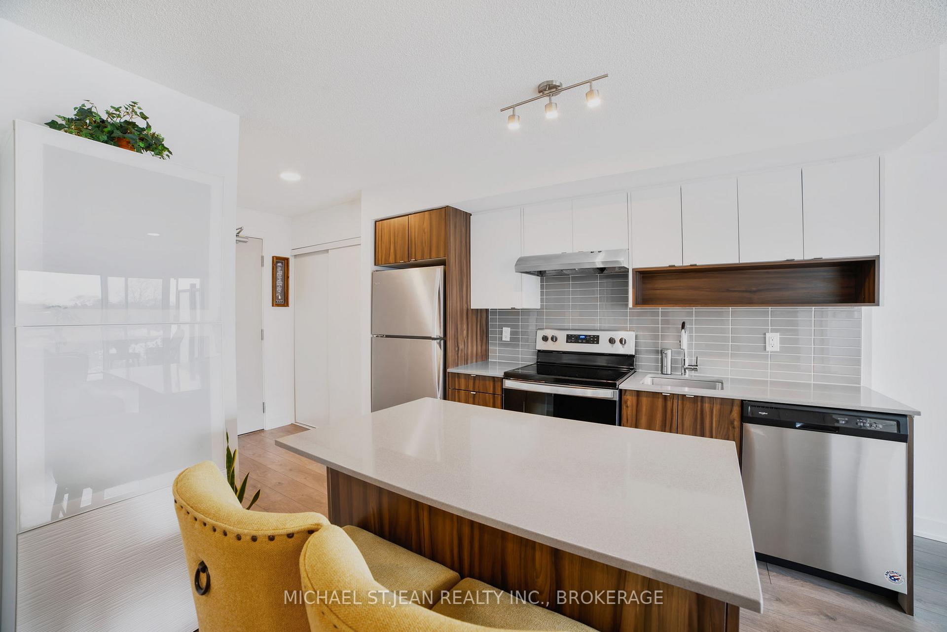 1 Bedroom Condo at 1119 Cooke,  Burlington For sale