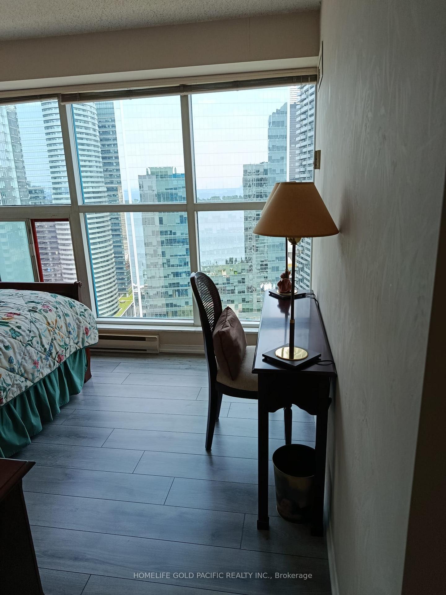 2 Bedrooms Condo at 77 Harbour, Toronto For sale