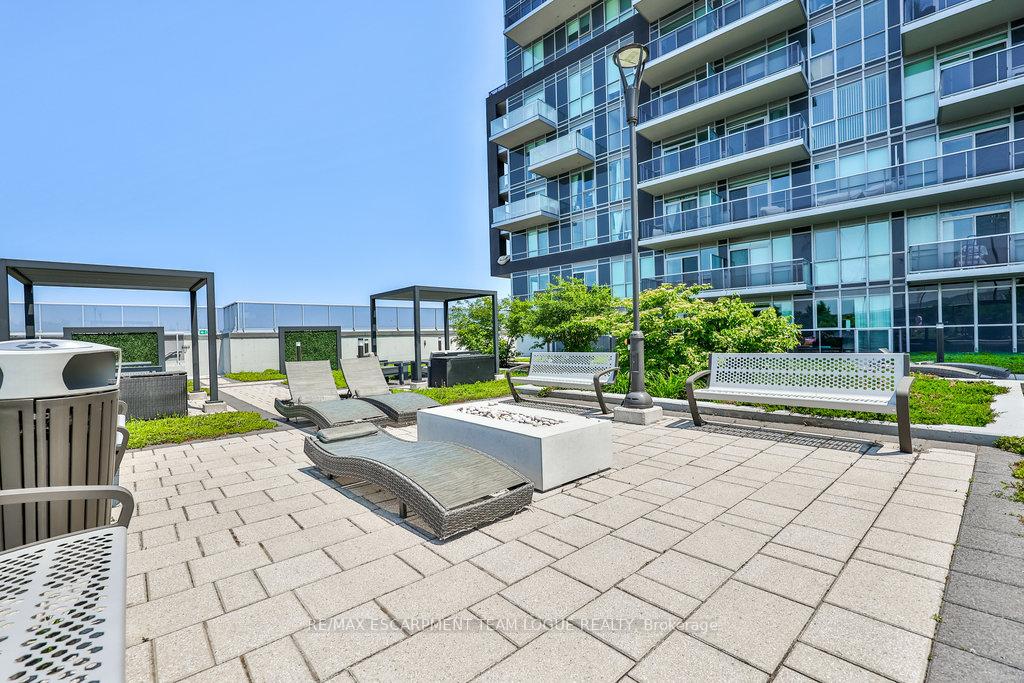 2 Bedrooms Condo at 2081 Fairview,  Burlington For sale
