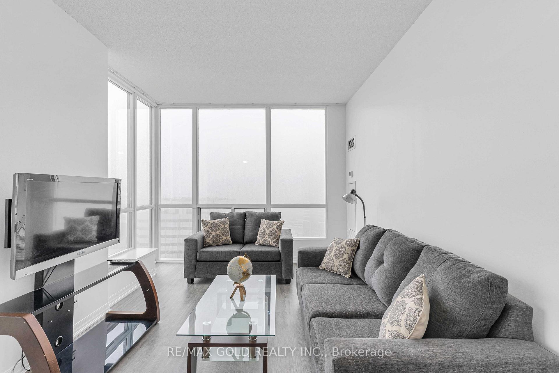 3 Bedrooms Condo at 3939 Duke Of York, Mississauga For sale