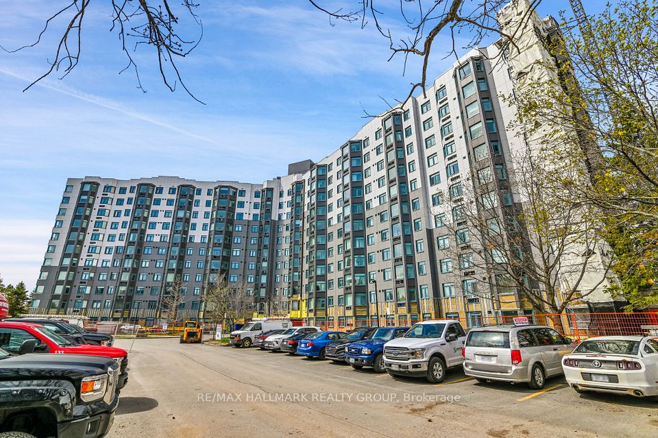 1025 Grenon