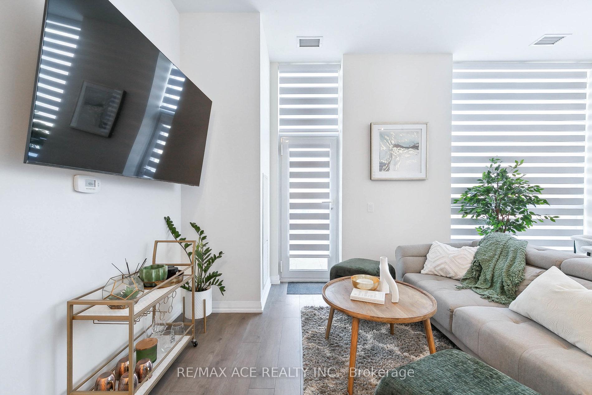 2 Bedrooms Condo at 65 Watergarden, Mississauga For sale