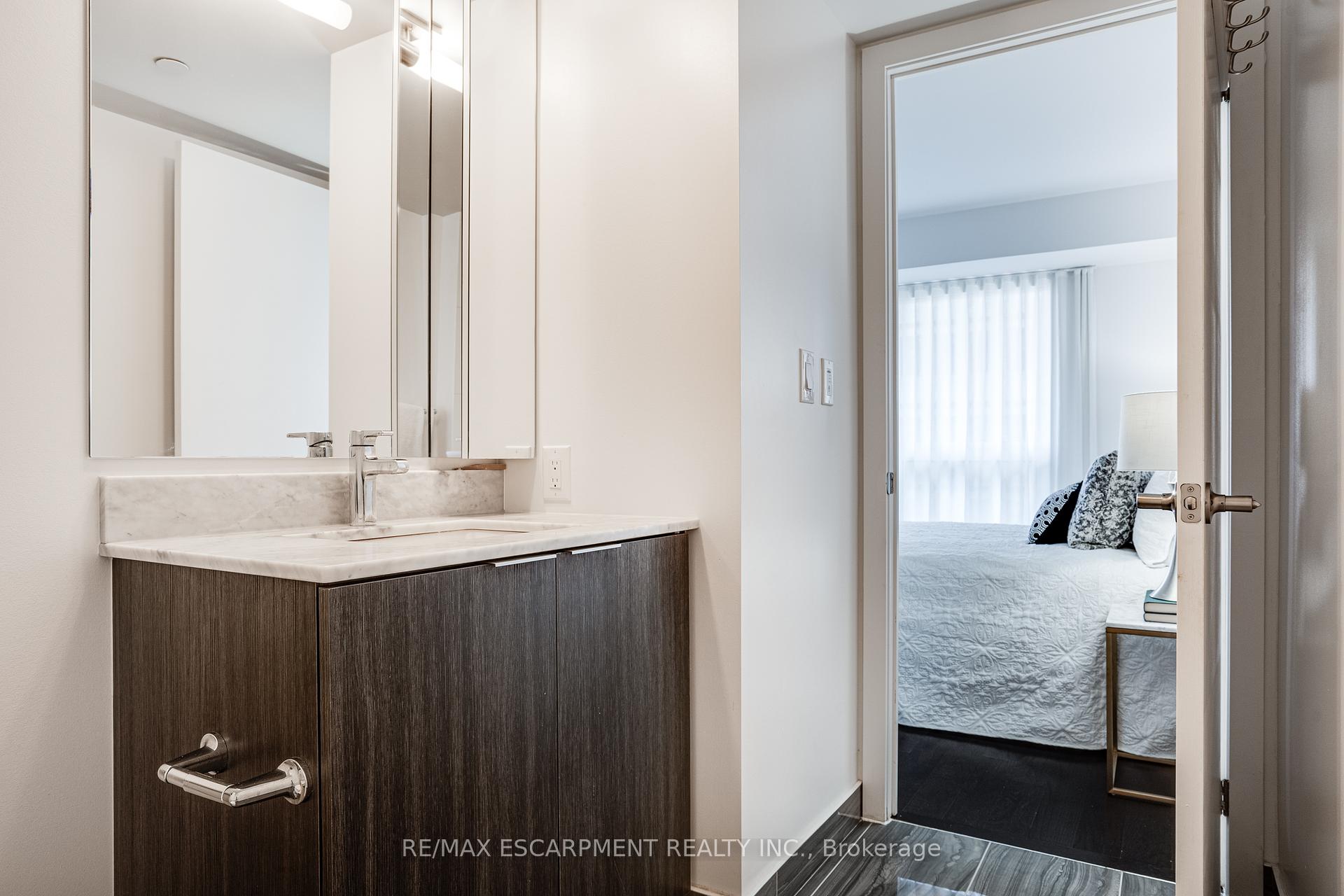 3 Bedrooms Condo at 955 BAY, Toronto For sale