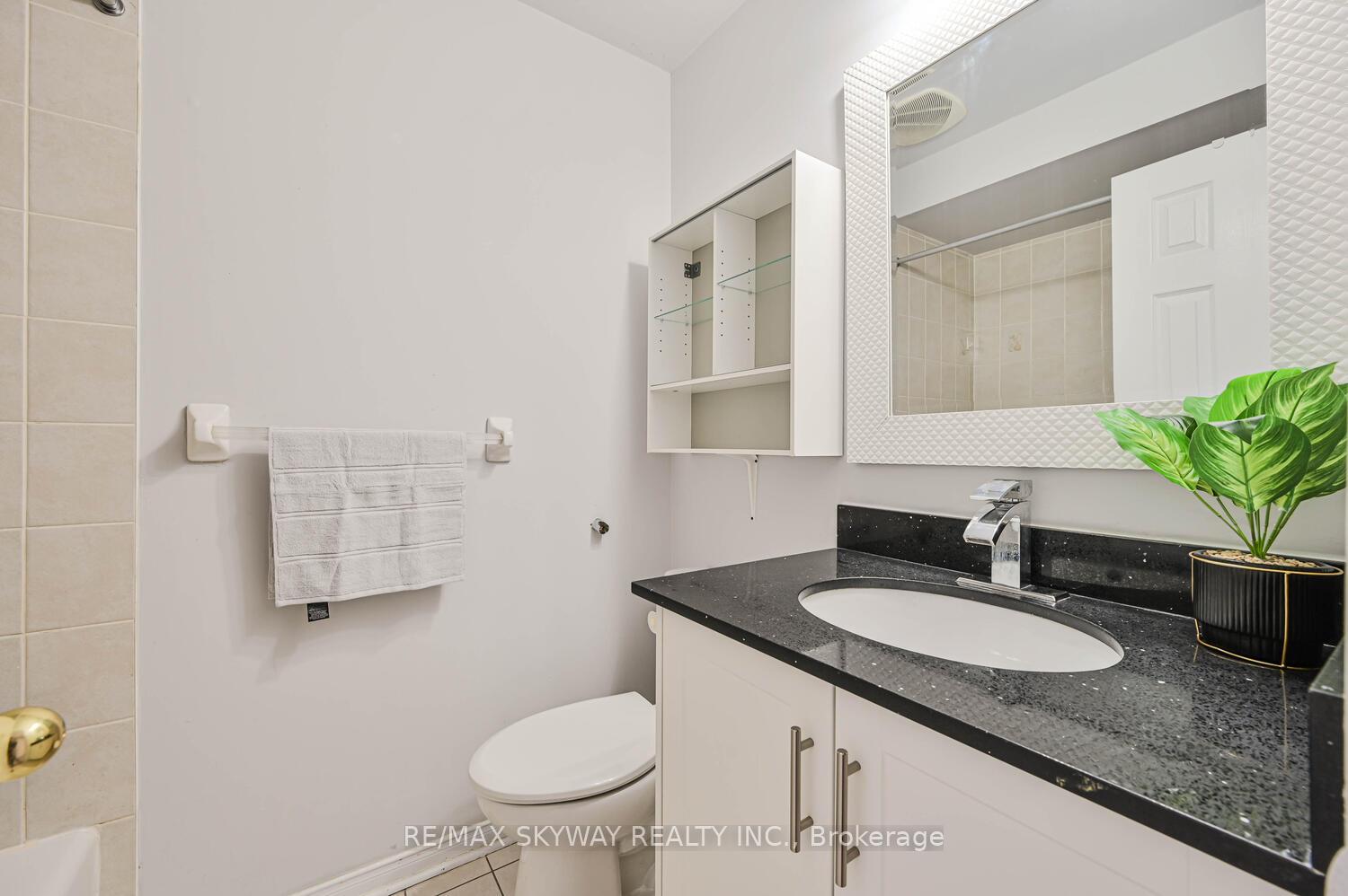 3 Bedrooms Condo at 50 Strathaven,  Mississauga For sale