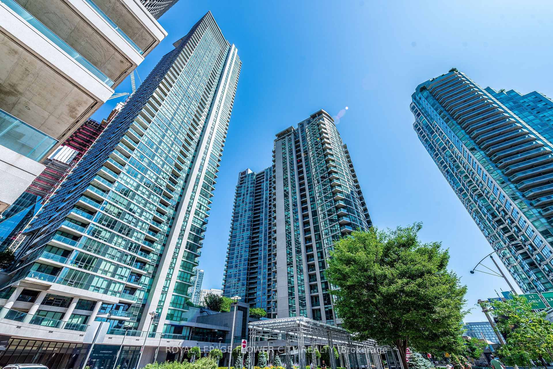 2 Bedrooms Condo at 18 Harbour, Toronto For sale