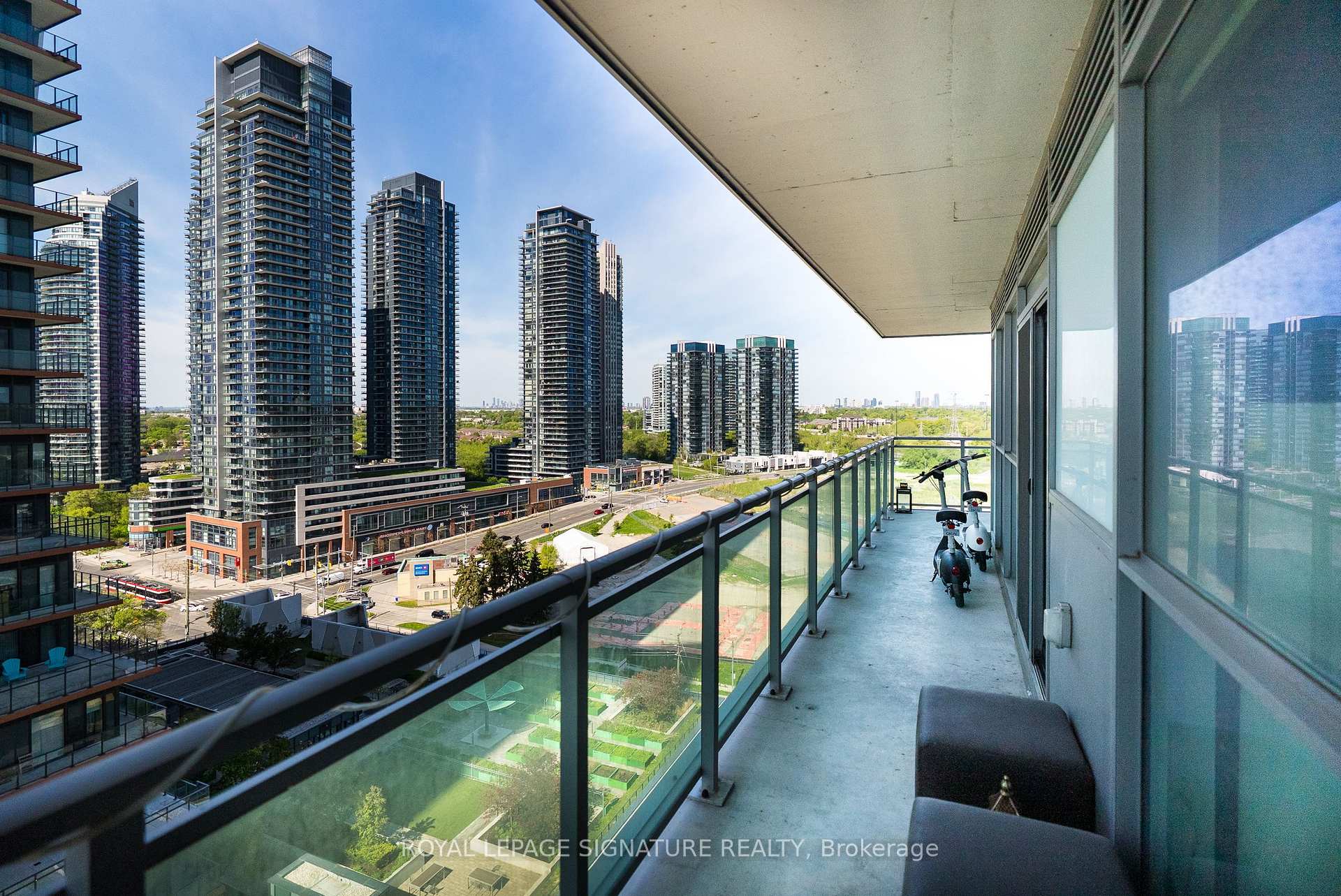 2 Bedrooms Condo at 33 Shore Breeze, Toronto For sale