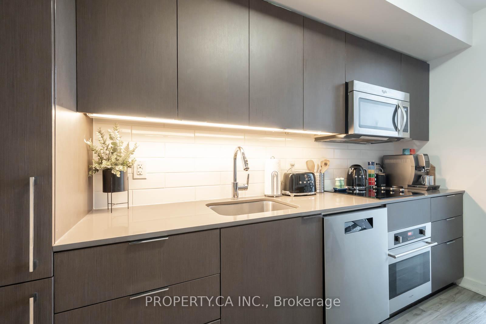 2 Bedrooms Condo at 5 Hanna, Toronto For sale