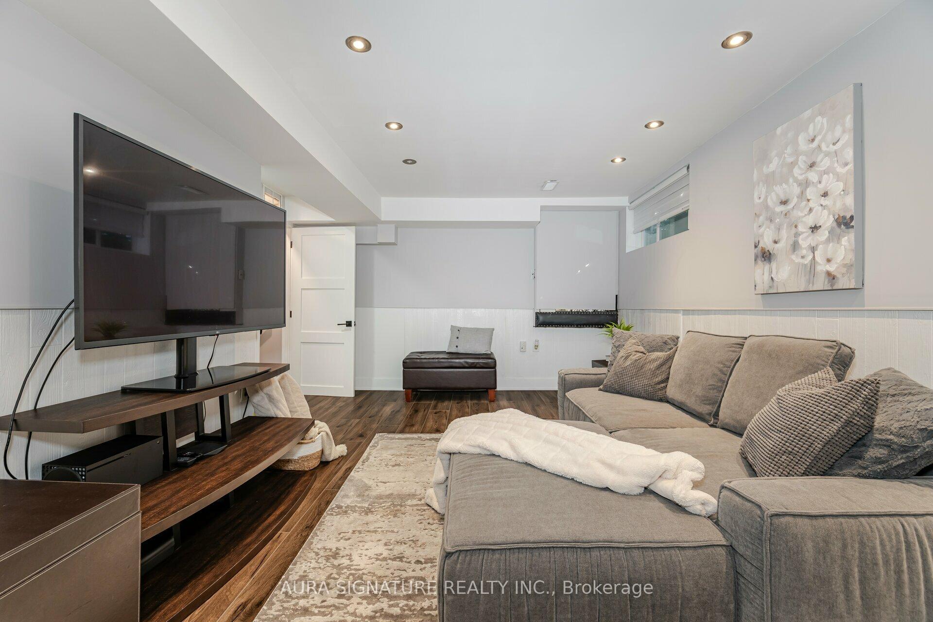 3 Bedrooms Condo at 88 Rainbow, Vaughan For sale