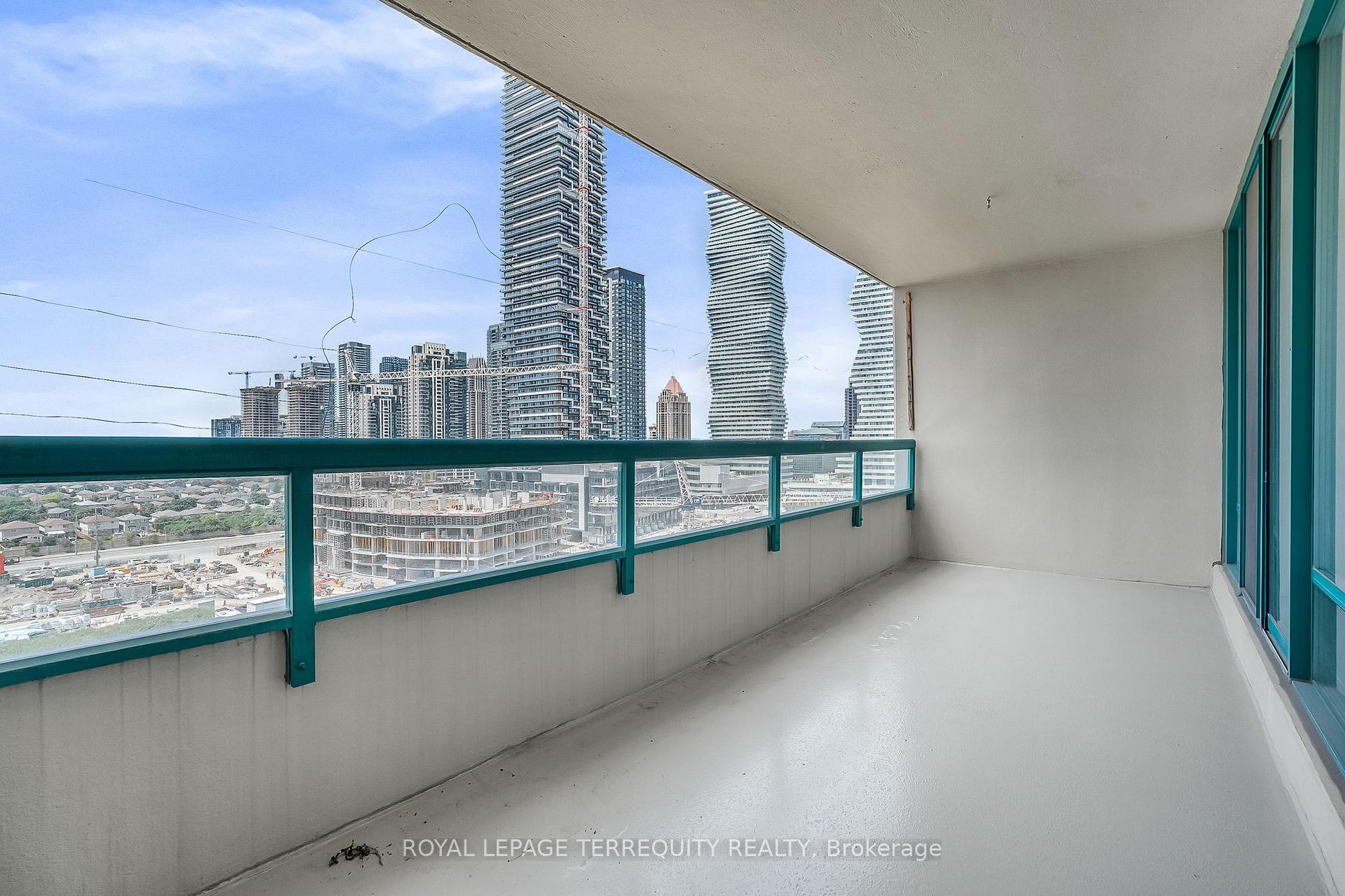 2 Bedrooms Condo at 550 Webb, Mississauga For sale