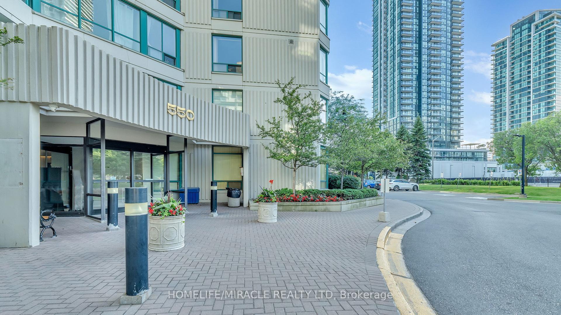 3 Bedrooms Condo at 550 Webb, Mississauga For sale