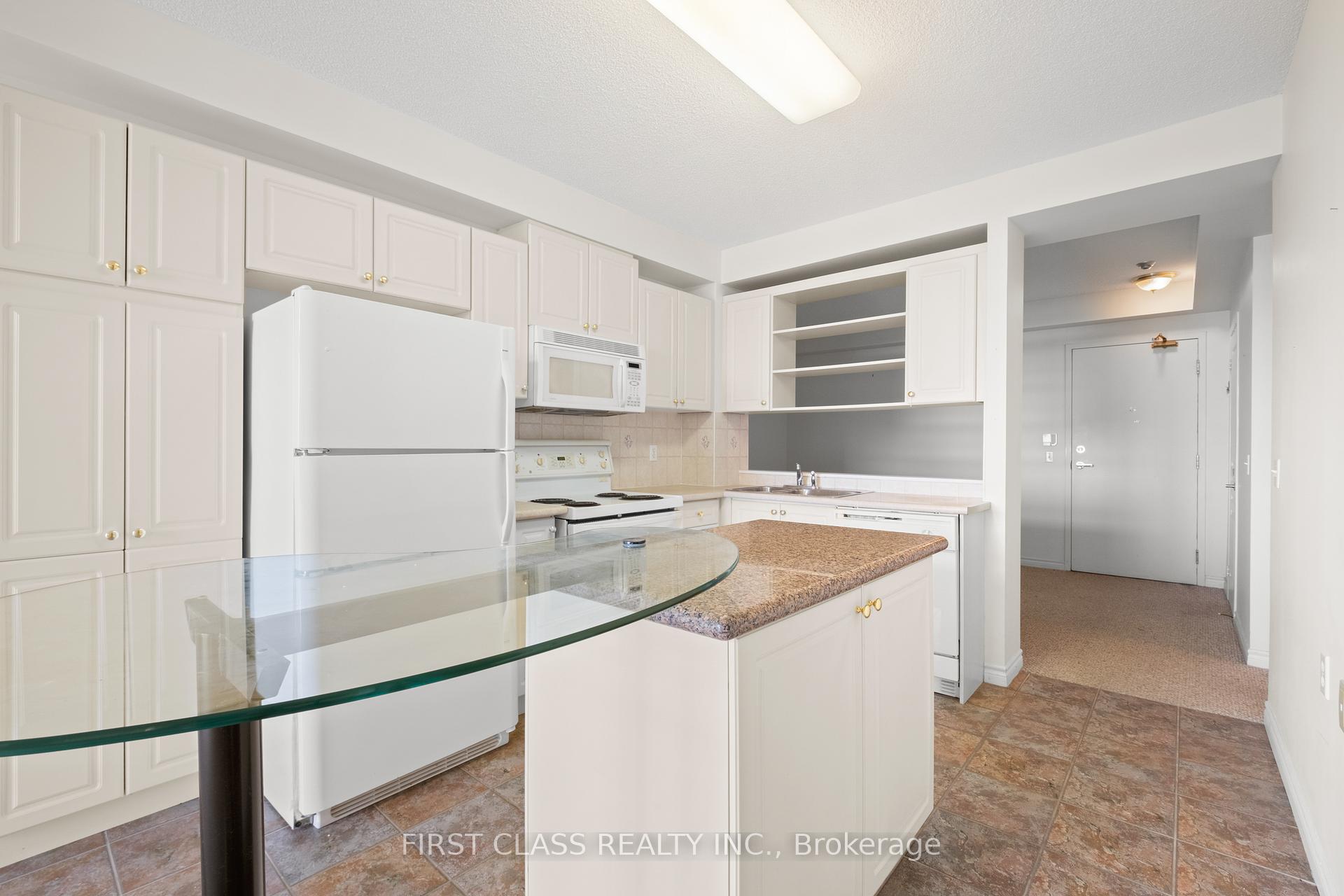 3 Bedrooms Condo at 200 Burnhamthorpe, Mississauga For sale